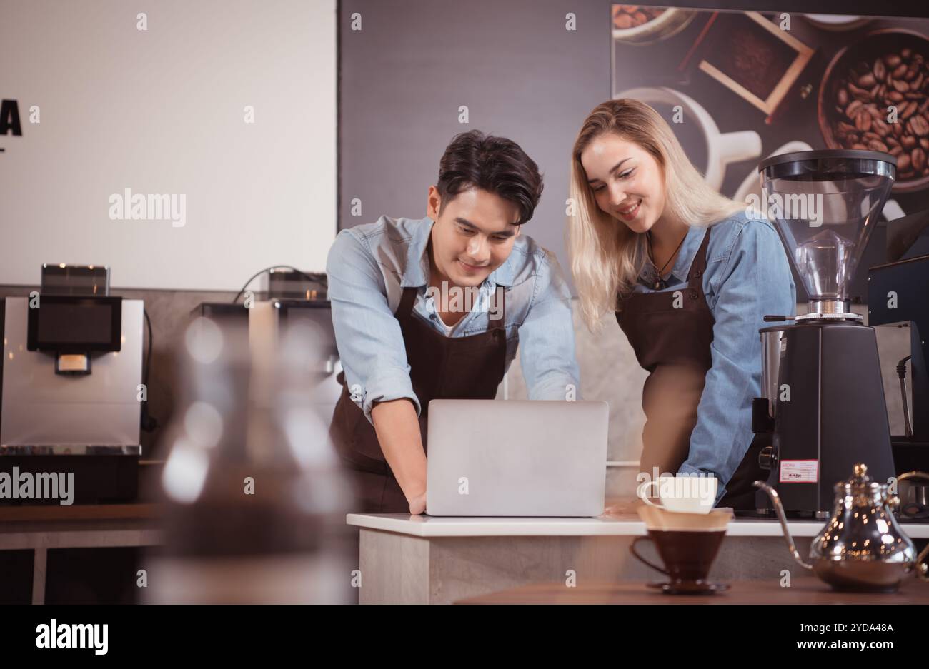 Das Café-Geschäft bringt Freude, Spaß und Stolz für junge Menschen, die ihr eigenes Geschäft führen möchten. Stockfoto