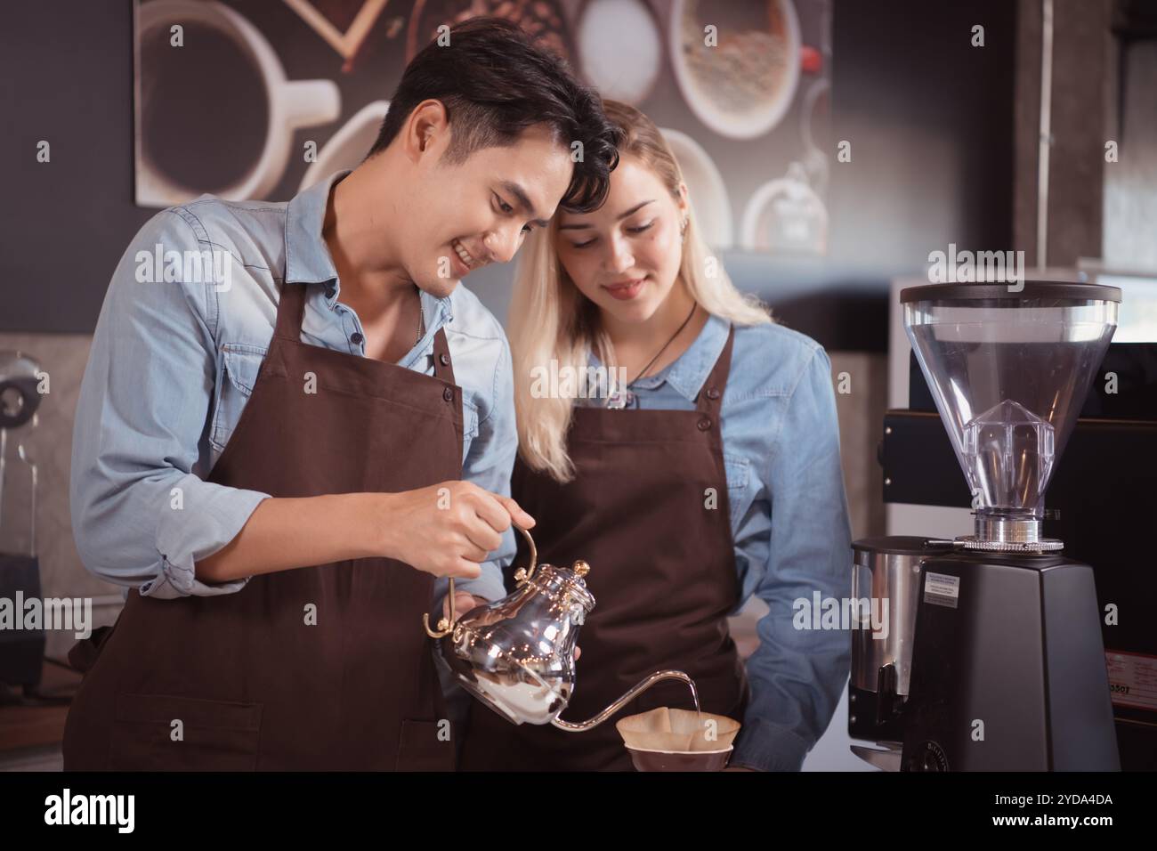 Das moderne Café serviert alle Arten von Kaffee, einschließlich Tropfkaffee. Kunden bevorzugen diese Methode, da sie Stockfoto