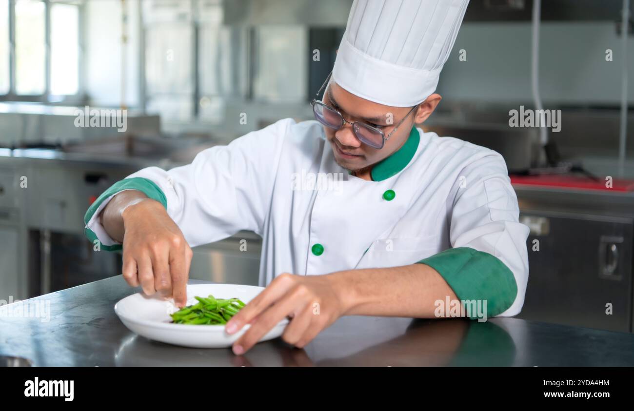Das ist die Akribie des Küchenchefs, seine Aufmerksamkeit für jedes Detail. Das ist das Geheimnis der Köstlichkeit. Stockfoto