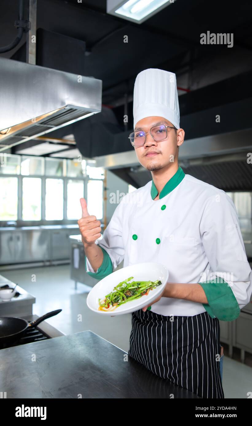 Das ist die Akribie des Küchenchefs, seine Aufmerksamkeit für jedes Detail. Das ist das Geheimnis der Köstlichkeit. Stockfoto