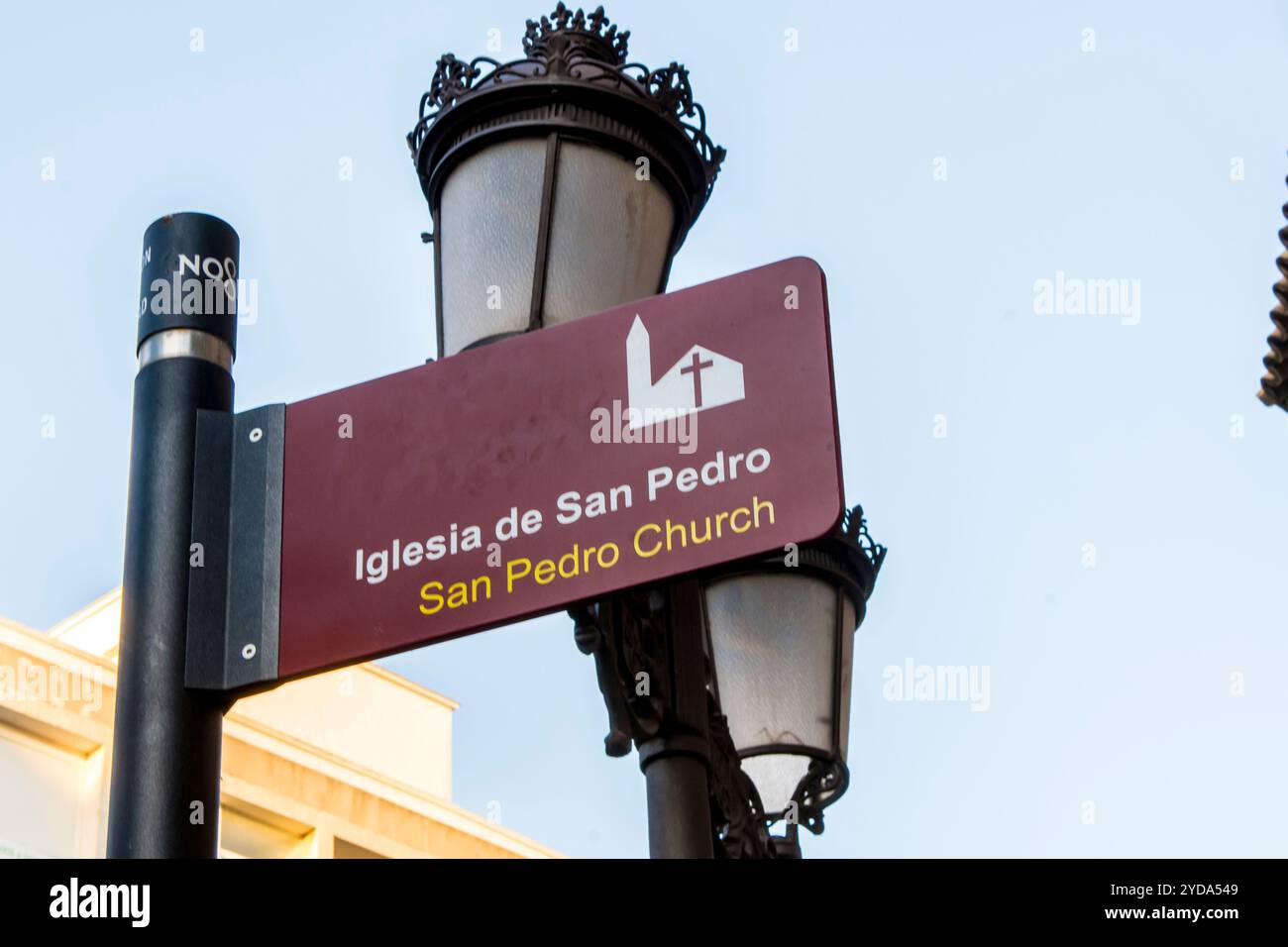 Straßenschilder nach Iglesia de san pedro (Kirche San Pedro), Sevilla, Andalusien, Spanien. Stockfoto