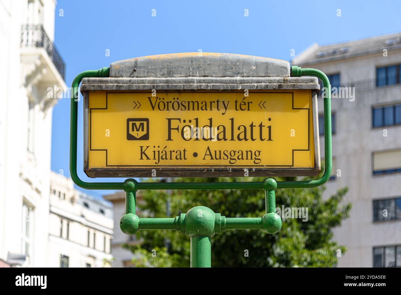 Ein Schild zum Ausgang der U-Bahn-Linie 1 bei Vorosmarty in Budapest, Ungarn Stockfoto