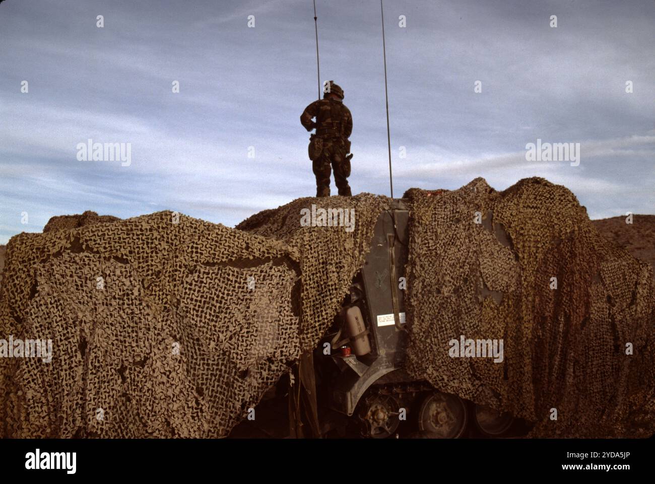 Fort Irwin, CA. USA. Mai 1991. Das Fort Irwin National Training Center (Fort Irwin NTC) ist ein wichtiges Trainingsgebiet für das US-Militär in der Mojave-Wüste im Norden des San Bernardino County, Kalifornien. Fort Irwin liegt auf einer durchschnittlichen Höhe von 2.454 ft (748 m) und liegt 37 mi (60 km) nordöstlich von Barstow in den Calico Mountains. Das National Training Center ist Teil des US Army Forces Command (FORSCOM). Die gegnerische Streitmacht im National Training Center ist das 11. Gepanzerte Kavallerie-Regiment, die Blackhorse Cavalry, die auf der Basis stationiert sind, um eine gegnerische Streitmacht zu bilden Stockfoto