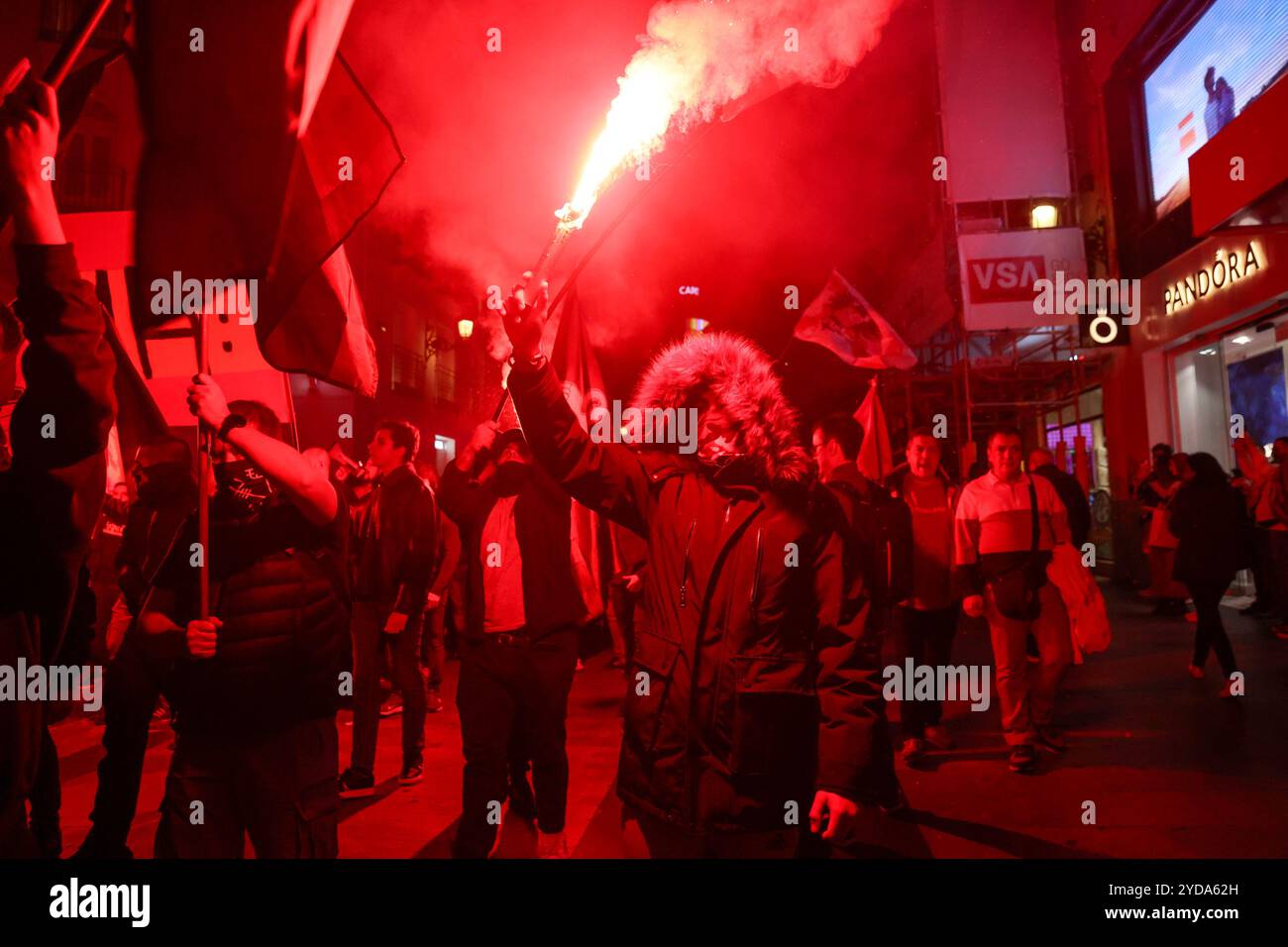 Madrid, Spanien. Oktober 2024. Hundert Rechtsextremisten aus der spanischen Falange demonstrierten heute Nachmittag im Zentrum von Madrid, um gegen die wachsende "illegale Einwanderung" in Europa unter dem Motto "angesichts ihrer Invasion, Rückwanderung" zu protestieren. Quelle: D. Canales Carvajal/Alamy Live News Stockfoto