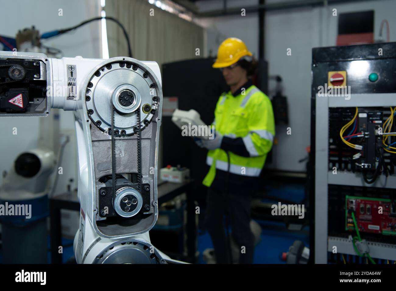 Die Leiterplatten und Sensoren einer Roboterhand werden von einem Roboteringenieur entworfen. Im Forschungszentrum des Robotik-Instituts Stockfoto