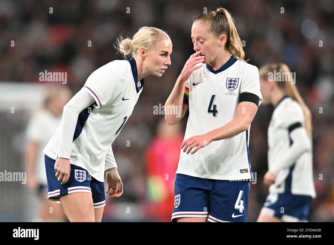 Alex Greenwood (16 England) spricht mit Keira Walsh (4 England) während des Internationalen Freundschaftsspiels zwischen England Frauen und Deutschland am Freitag, den 25. Oktober 2024, im Wembley Stadium in London. (Foto: Kevin Hodgson | MI News) Credit: MI News & Sport /Alamy Live News Stockfoto