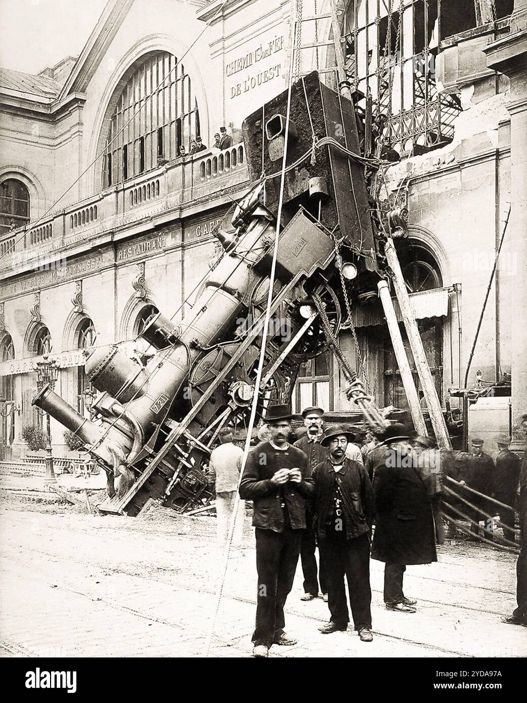 1895 , 22. oktober, PARIS , FRANKREICH : Zugunglück ereignete sich am pariser Bahnhof MONTPARNASSE ( Chemins de Fer de l'Ouest ) am Place de Rennes ( heute Place du 18 Juin 1940 ). Wie durch ein Wunder gab es nur ein Opfer: Die Frau des Zeitungsläufers vor dem Bahnhof, die an jenem Morgen zum ersten Mal ihren kranken Ehemann ersetzte. Unbekannter Fotograf der illustrierten pariser Zeitschrift Le Journal, die Albert Brichaut zugeschrieben wird. - BELLE EPOQUE - GESCHICHTE - FOTO STORICHE - CRASH - DISASTRO FERROVIARIO - INCIDENTE FERROVIARIO - EISENBAHNUNFALL - STAZIONE FERROVIARIA - TRAGED Stockfoto