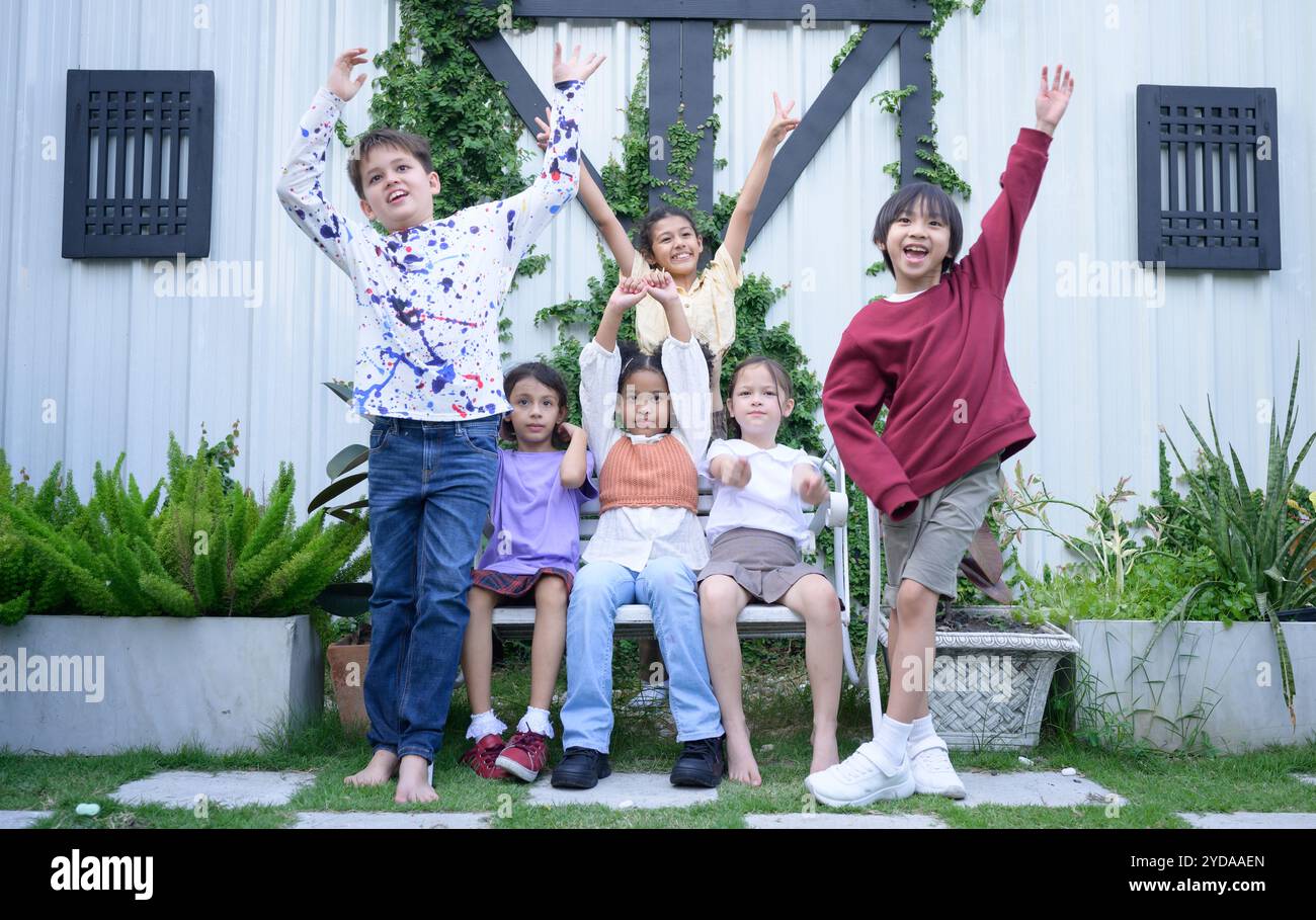 Kinder aus internationalen Schulen treffen sich, um Spaß während der Mittagspause zu haben. Stockfoto