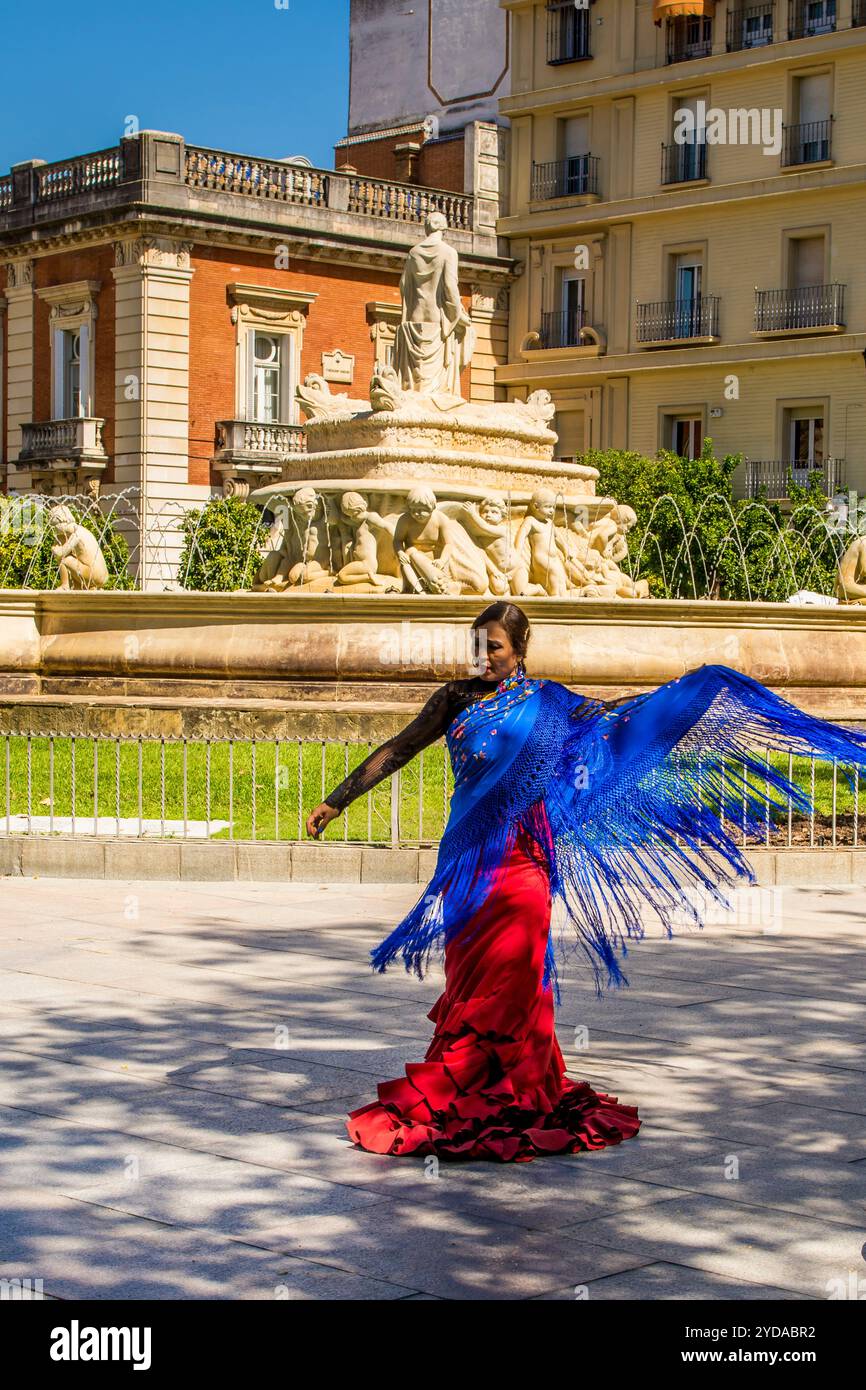 Flamenco-Künstlerin und Hispalis-Brunnen auf dem Puerta de Jerez-Platz, Sevilla, Andalusien, Spanien. Stockfoto