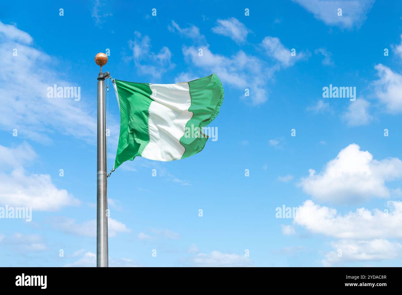 Flagge Nigerias auf blauem Hintergrund Stockfoto