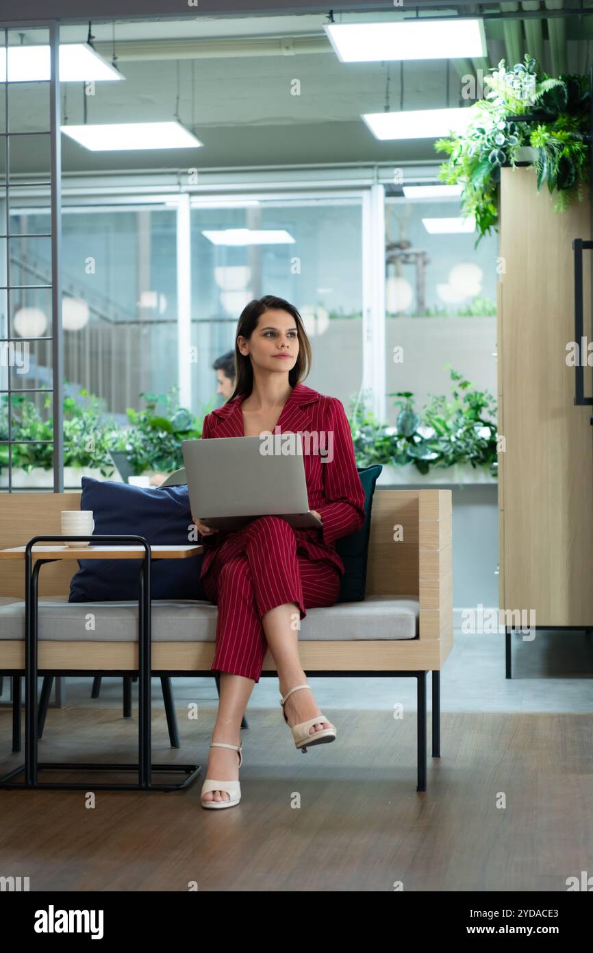 Porträt einer Neugründerin im neuen Unternehmertum mit einem Laptop als Hilfsmittel für die Arbeit Stockfoto