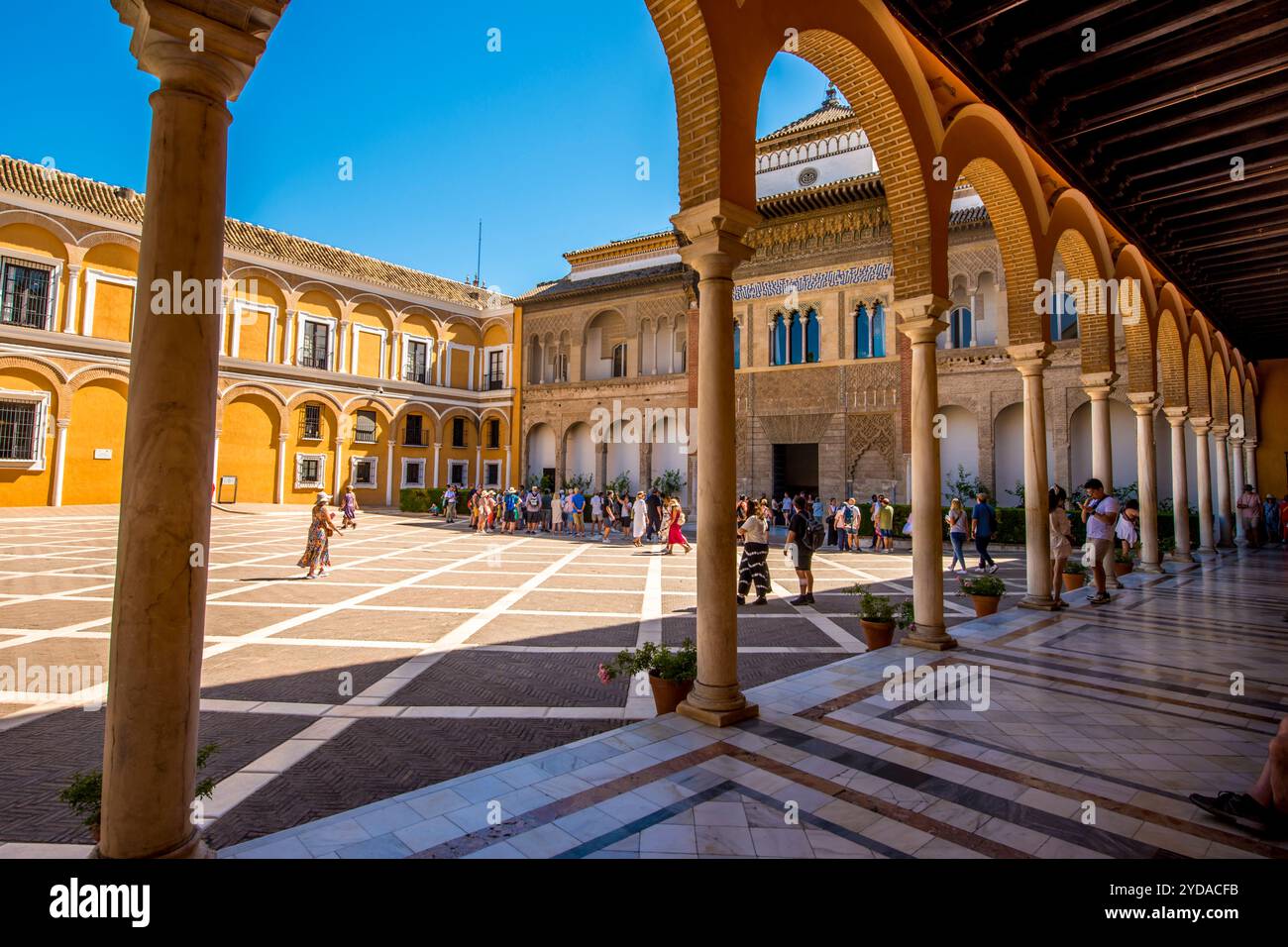 Innenhof im 10. Jahrhundert Real Alcazar (Königspalast), UNESCO-Weltkulturerbe, Sevilla, Andalusien, Spanien. Stockfoto