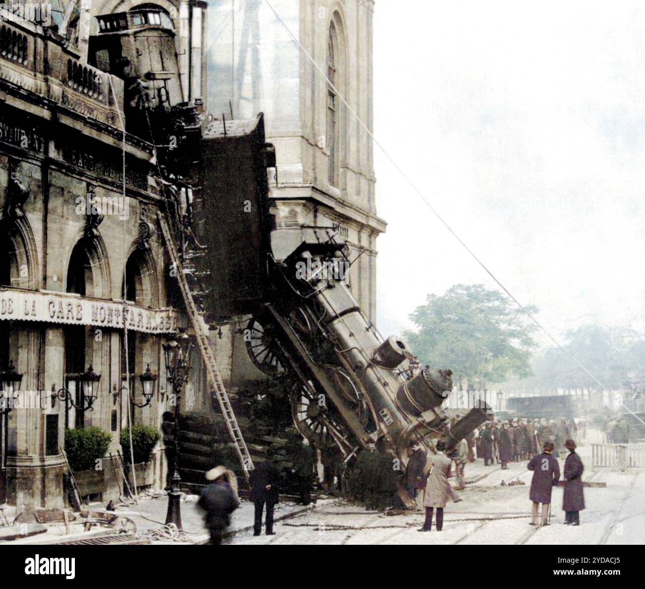 1895 , 22. oktober, PARIS , FRANKREICH : Zugunglück ereignete sich am pariser Bahnhof MONTPARNASSE ( Chemins de Fer de l'Ouest ) am Place de Rennes ( heute Place du 18 Juin 1940 ). Wie durch ein Wunder gab es nur ein Opfer: Die Frau des Zeitungsläufers vor dem Bahnhof, die an jenem Morgen zum ersten Mal ihren kranken Ehemann ersetzte. Unbekannter Fotograf der illustrierten pariser Zeitschrift Le Journal, die Albert Brichaut zugeschrieben wird. DIGITAL COLORIERT.- BELLE EPOQUE - GESCHICHTE - FOTO STORICHE - CRASH - DISASTRO FERROVIARIO - INCIDENTE FERROVIARIO - EISENBAHNUNFALL - STAZIONE Stockfoto