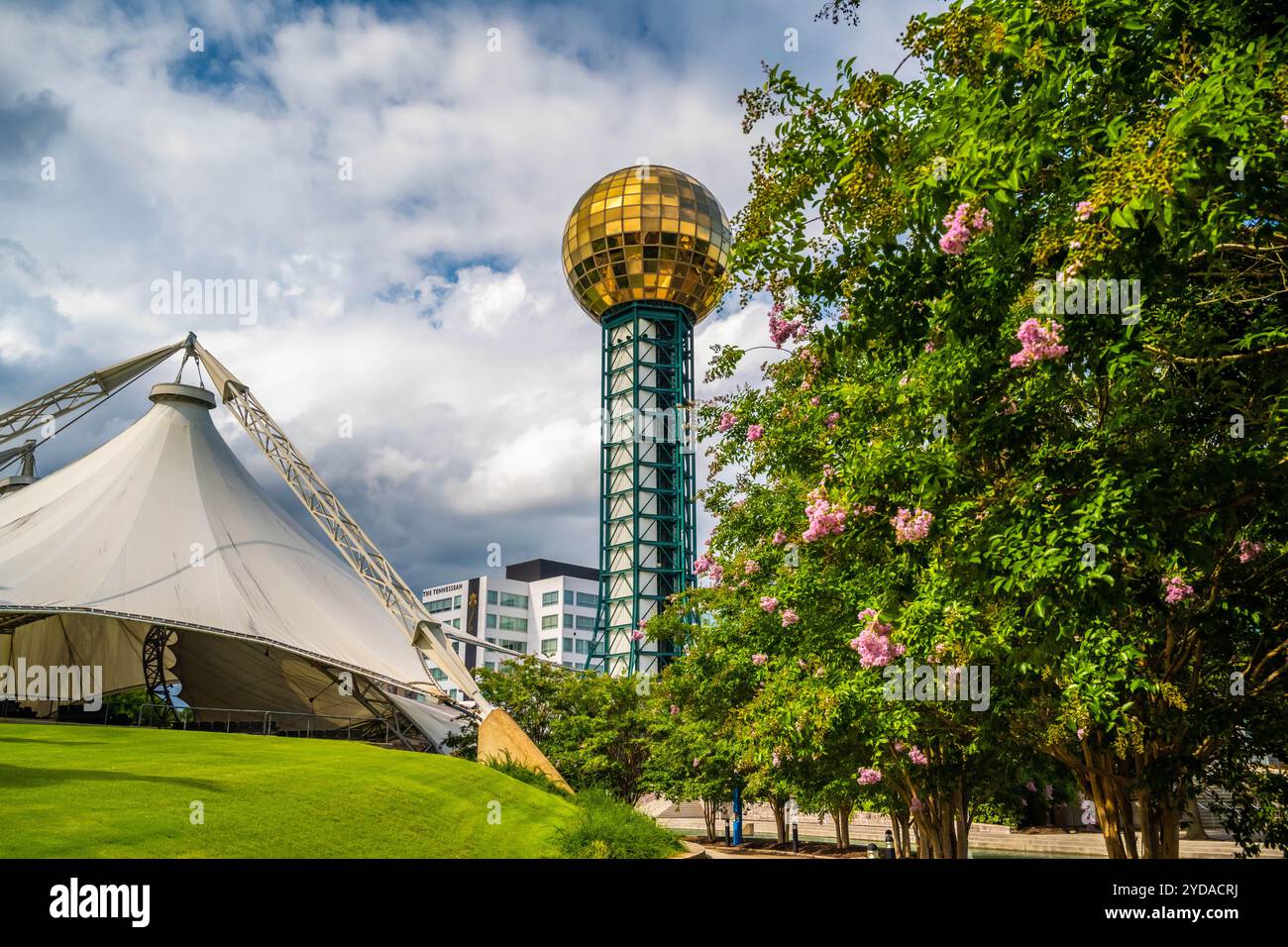 Eine hohe sechseckige Stahlfachwerkkonstruktion in Knoxville, Tennessee Stockfoto