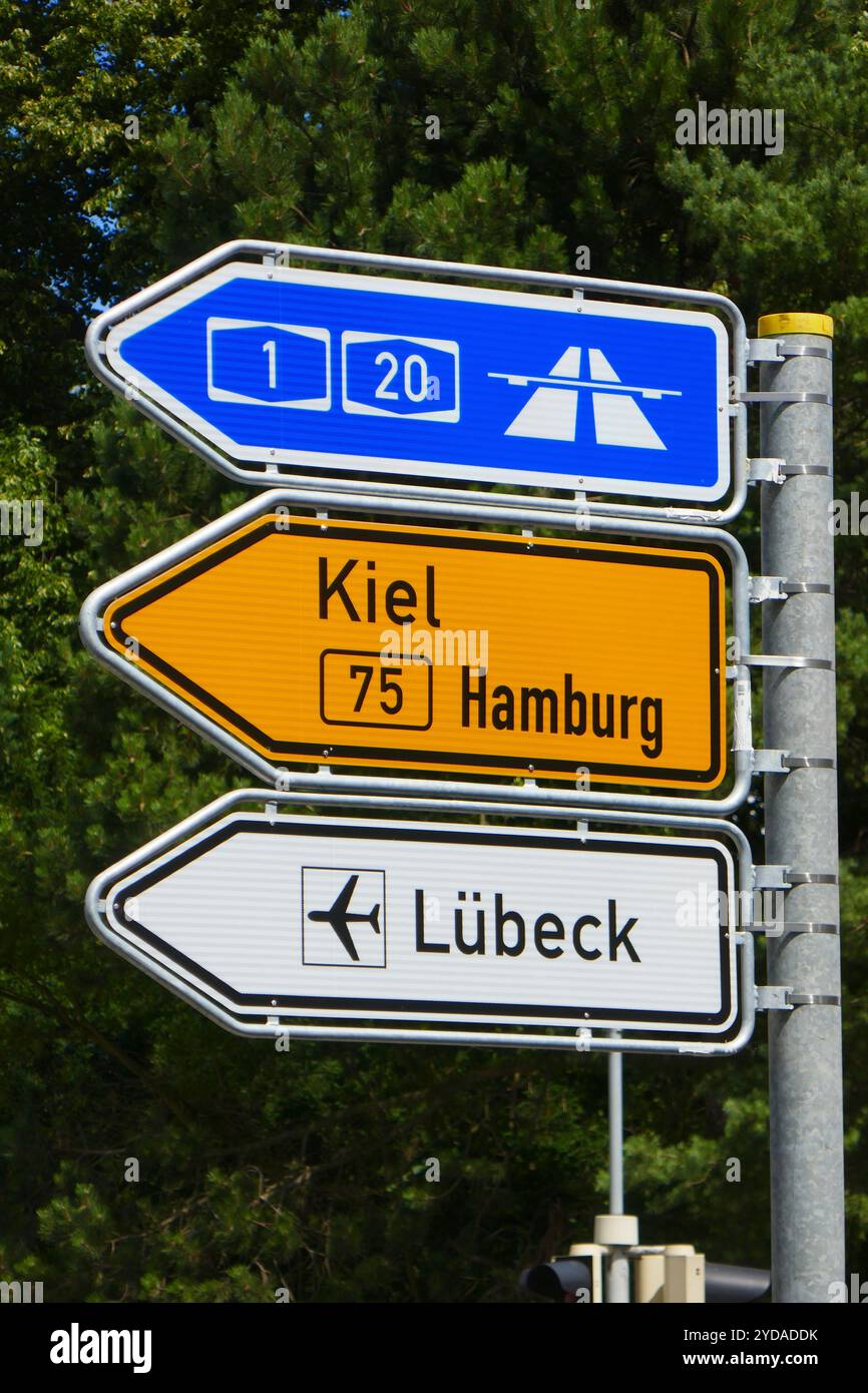 Pfeilschilder in Richtung Flughafen LÃ¼beck, Deutschland Stockfoto
