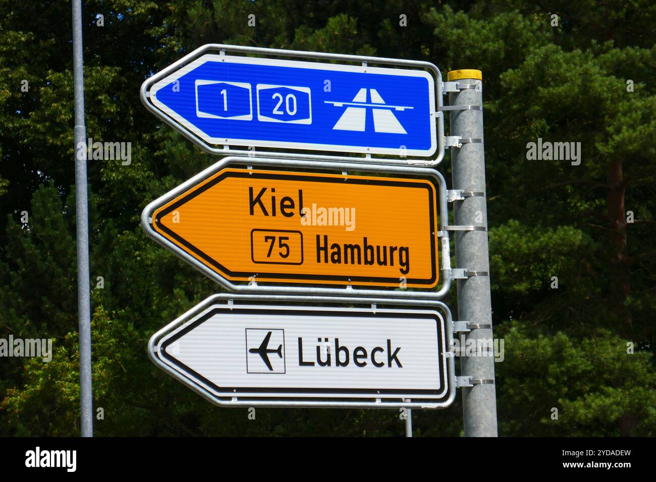 Pfeilschilder in Richtung Flughafen LÃ¼beck, Deutschland Stockfoto