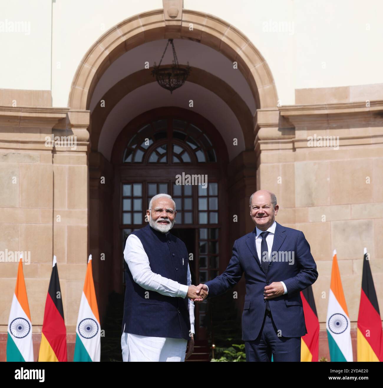 Neu-Delhi, Indien. Oktober 2024. Der indische Premierminister Narendra Modi, links, begrüßt den deutschen Bundeskanzler Olaf Schotz, rechts, bei der Ankunft zu bilateralen Treffen im Hyderabad-Haus am 25. Oktober 2024 in Neu-Delhi, Indien. Quelle: PIB/Press Information Bureau/Alamy Live News Stockfoto