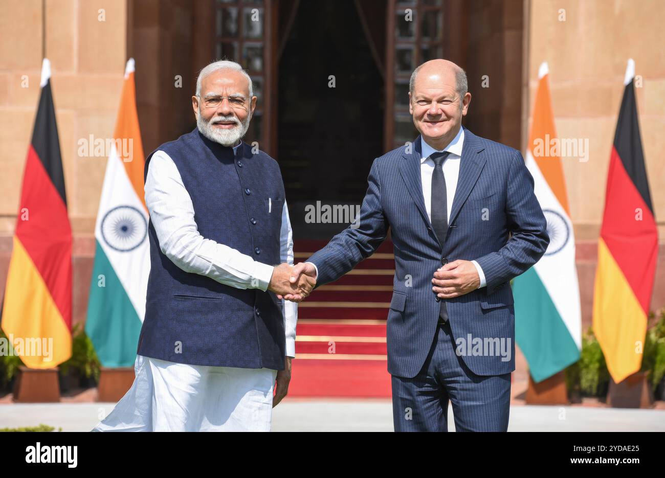 Neu-Delhi, Indien. Oktober 2024. Der indische Premierminister Narendra Modi, links, begrüßt den deutschen Bundeskanzler Olaf Schotz, rechts, bei der Ankunft zu bilateralen Treffen im Hyderabad-Haus am 25. Oktober 2024 in Neu-Delhi, Indien. Quelle: PIB/Press Information Bureau/Alamy Live News Stockfoto