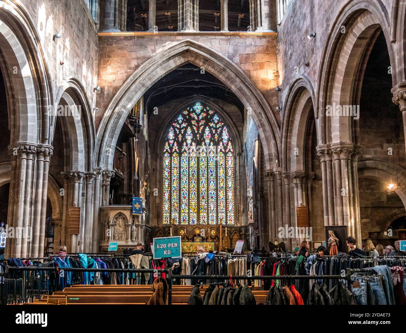 Dieses farbenfrohe Bild zeigt das Innere der St. Mary's Church in der Stadt Shrewsbury. Die Kirche wird einmal im Monat genutzt, um einen Bekleidungsverkauf zu veranstalten Stockfoto