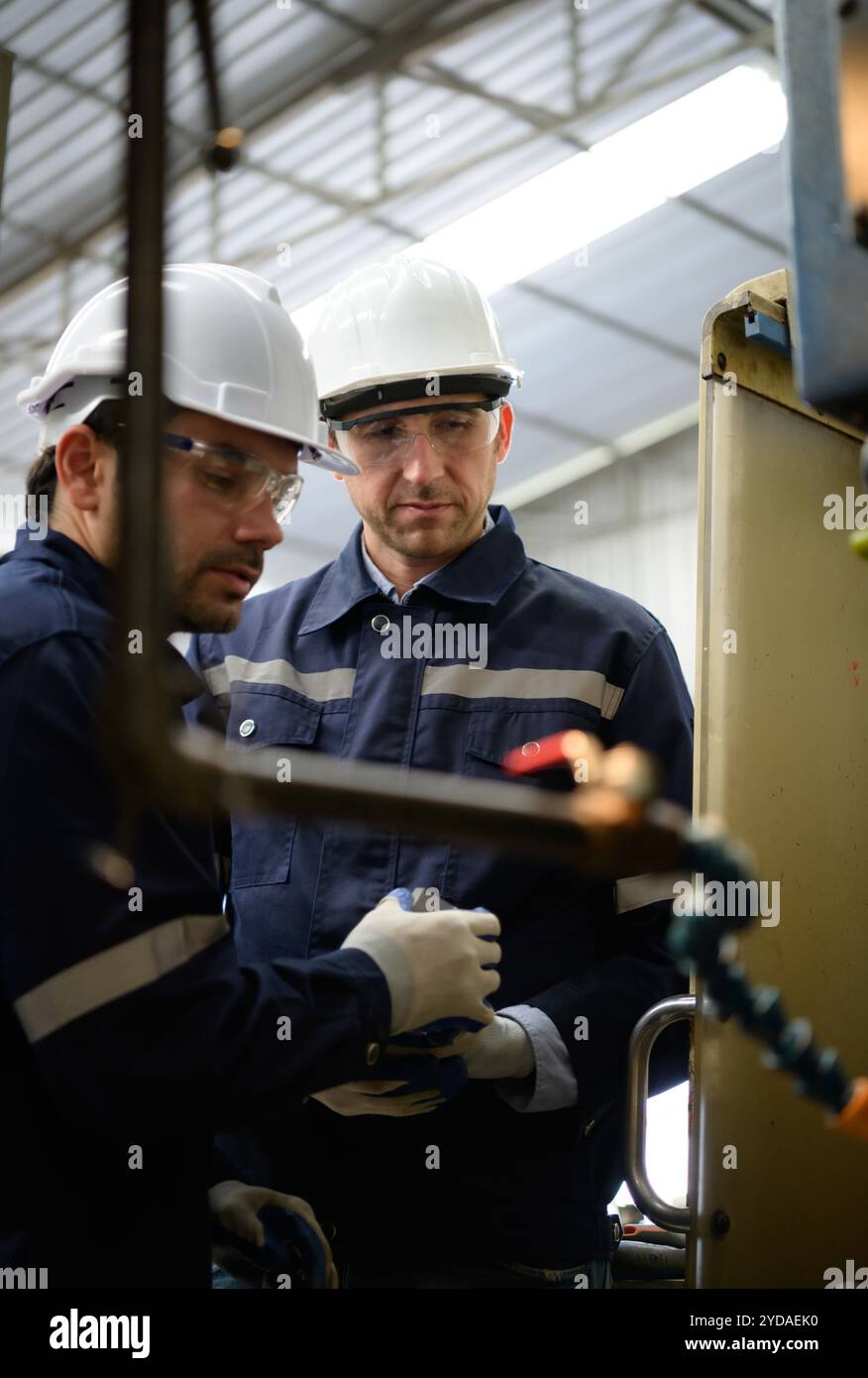 Beide Ingenieure beraten und tauschen Reparaturerfahrungen untereinander aus. Stockfoto