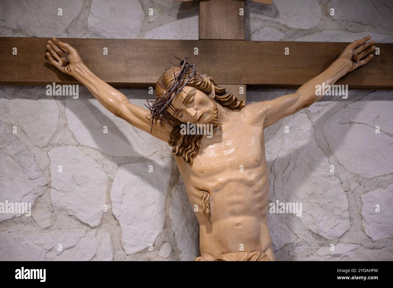Jesus am Kreuz. Die Kapelle des Zentrums Johannes Paul II. In Wien, Österreich. Stockfoto