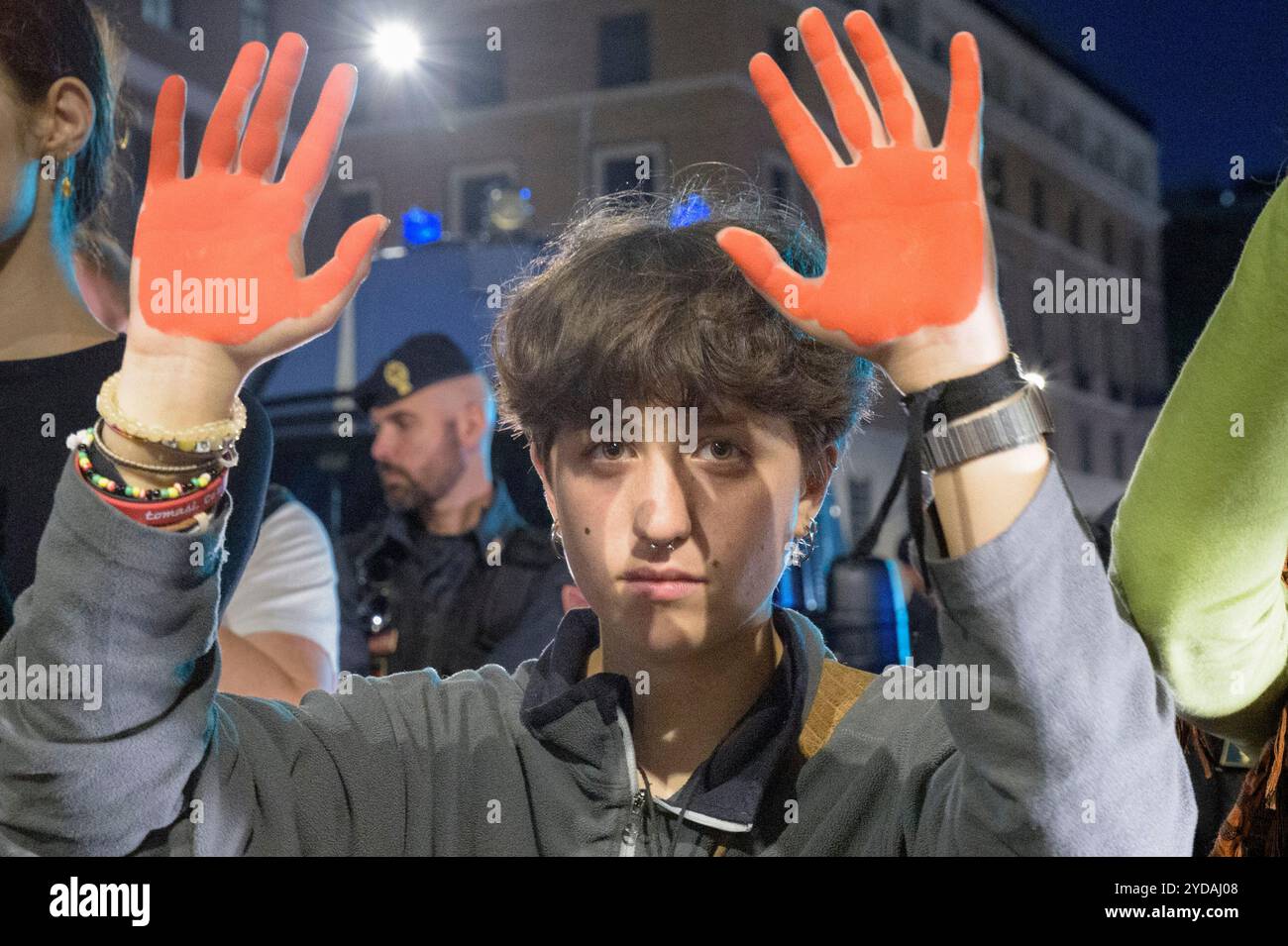 Rom, Italien. Oktober 2024. Eine Demonstrantin zeigt ihre Hände während der Demonstration rot gefärbt, als Reaktion auf den internationalen Aufruf #StopBotschaften am "Freitag der Wut" für Gaza, gegen den anhaltenden Völkermord im Norden Gazas zu protestieren und eine Einstellung der Waffenlieferungen an Israel zu fordern, die von der palästinensischen Studentenbewegung in der Nähe der US-Botschaft in Rom organisiert wird. Auf der ganzen Welt haben zahlreiche Proteste stattgefunden, als Reaktion auf den Aufruf der Hamas-Bewegung, die die˜arabischen und islamischen Massen und die freien Menschen der Welt zur aktiven Teilnahme am˜-Freitag von Rageâ eingeladen hat Stockfoto