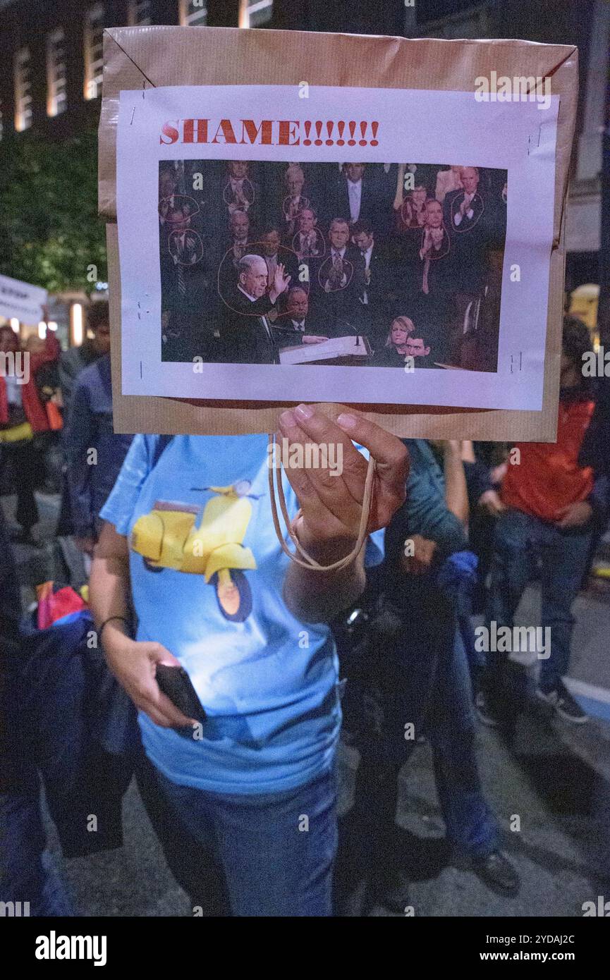 Rom, Italien. Oktober 2024. Ein Demonstrant zeigt Netanjahus Foto und die Schande! Während der Demonstration als Reaktion auf den internationalen Aufruf der #StopBotschaften am "Freitag der Wut" für Gaza, gegen den anhaltenden Völkermord im Norden Gazastreifens zu protestieren und eine Einstellung der Waffenlieferungen an Israel zu fordern, die von der palästinensischen Studentenbewegung in der Nähe der US-Botschaft in Rom organisiert wird. Auf der ganzen Welt haben zahlreiche Proteste stattgefunden, um auf den Aufruf der Hamas-Bewegung zu reagieren, die "˜die arabischen und islamischen Massen und die freien Menschen der Welt" eingeladen hat, sich aktiv zu beteiligen Stockfoto