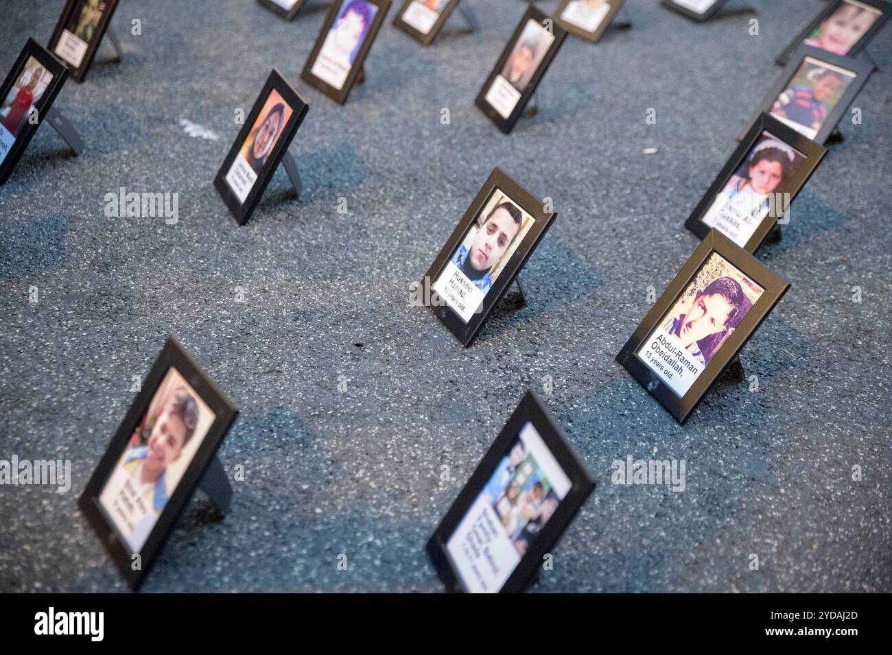 Rom, Italien. Oktober 2024. Fotos von Kindern mit Namen und Alter, die während der Demonstration am Boden platziert wurden, als Reaktion auf den internationalen Aufruf #StopBotschaften am "Freitag der Wut" für Gaza, gegen den anhaltenden Völkermord im nördlichen Gazastreifen zu protestieren und eine Einstellung der Waffenlieferungen an Israel zu fordern, die von der palästinensischen Studentenbewegung in der Nähe der US-Botschaft in Rom organisiert wird. Auf der ganzen Welt haben zahlreiche Proteste stattgefunden, um auf den Aufruf der Hamas-Bewegung zu reagieren, die "˜die arabischen und islamischen Massen und die freien Menschen der Welt" einlud, aktiv an der teilzunehmen Stockfoto