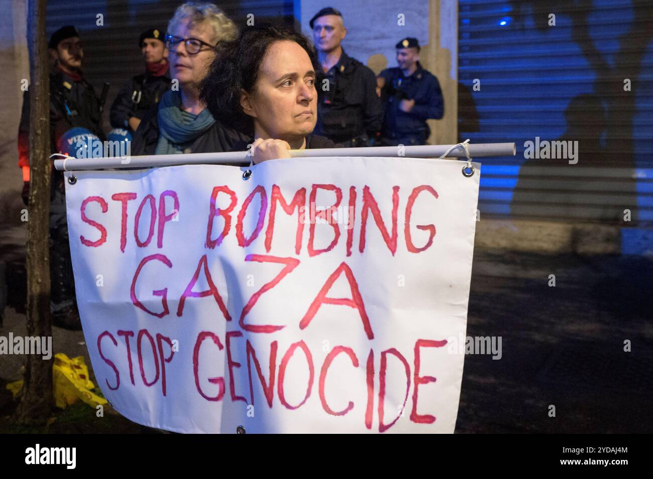 Rom, Italien. Oktober 2024. Ein Demonstrant hält während der Demonstration ein Schild mit dem Slogan "stoppt die Bombardierung von gaza, stoppt den Völkermord" in Reaktion auf den internationalen Aufruf #StopBotschaften zum "Freitag der Wut" für Gaza, gegen den anhaltenden Völkermord im nördlichen Gaza-Streifen zu protestieren und die Waffenlieferungen an Israel zu stoppen, die von der palästinensischen Studentenbewegung in der Nähe der US-Botschaft in Rom organisiert werden. Auf der ganzen Welt haben zahlreiche Proteste stattgefunden, um auf den Aufruf der Hamas-Bewegung zu˜reagieren, die die arabischen und islamischen Massen und die freien Menschen der Welt zur Aktivierung einlud Stockfoto