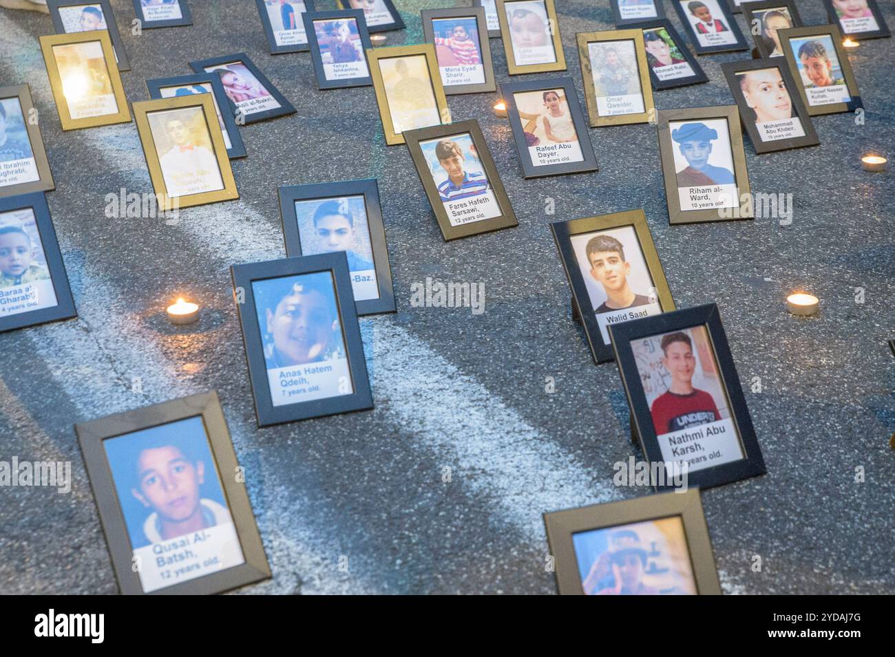Rom, Italien. Oktober 2024. Fotos von Kindern mit Namen und Alter, die während der Demonstration am Boden platziert wurden, als Reaktion auf den internationalen Aufruf #StopBotschaften am "Freitag der Wut" für Gaza, gegen den anhaltenden Völkermord im nördlichen Gazastreifen zu protestieren und eine Einstellung der Waffenlieferungen an Israel zu fordern, die von der palästinensischen Studentenbewegung in der Nähe der US-Botschaft in Rom organisiert wird. Auf der ganzen Welt haben zahlreiche Proteste stattgefunden, um auf den Aufruf der Hamas-Bewegung zu reagieren, die "˜die arabischen und islamischen Massen und die freien Menschen der Welt" einlud, aktiv an der teilzunehmen Stockfoto