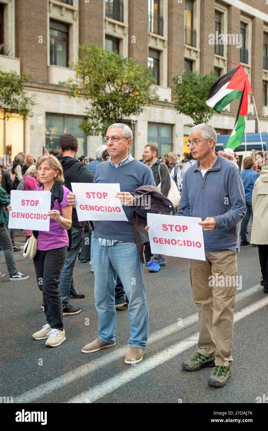 Rom, Italien. Oktober 2024. Die Demonstranten halten während der Demonstration Schilder mit dem Slogan "Stopp des Völkermords", als Reaktion auf den internationalen Aufruf #StopBotschaften am "Freitag der Wut" für Gaza, gegen den anhaltenden Völkermord im nördlichen Gazastreifen zu protestieren und die Waffenlieferungen an Israel zu stoppen, der von der palästinensischen Studentenbewegung in der Nähe der US-Botschaft in Rom organisiert wird. Auf der ganzen Welt haben zahlreiche Proteste stattgefunden, um auf den Aufruf der Hamas-Bewegung zu reagieren, die die˜arabischen und islamischen Massen und die freien Menschen der Welt zur aktiven Teilnahme an der˜FR einlud Stockfoto