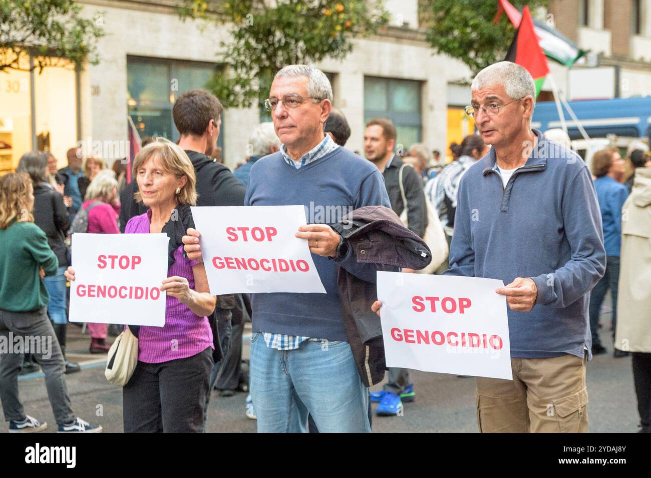 Rom, Italien. Oktober 2024. Die Demonstranten halten während der Demonstration Schilder mit dem Slogan "Stopp des Völkermords", als Reaktion auf den internationalen Aufruf #StopBotschaften am "Freitag der Wut" für Gaza, gegen den anhaltenden Völkermord im nördlichen Gazastreifen zu protestieren und die Waffenlieferungen an Israel zu stoppen, der von der palästinensischen Studentenbewegung in der Nähe der US-Botschaft in Rom organisiert wird. Auf der ganzen Welt haben zahlreiche Proteste stattgefunden, um auf den Aufruf der Hamas-Bewegung zu reagieren, die die˜arabischen und islamischen Massen und die freien Menschen der Welt zur aktiven Teilnahme an der˜FR einlud Stockfoto