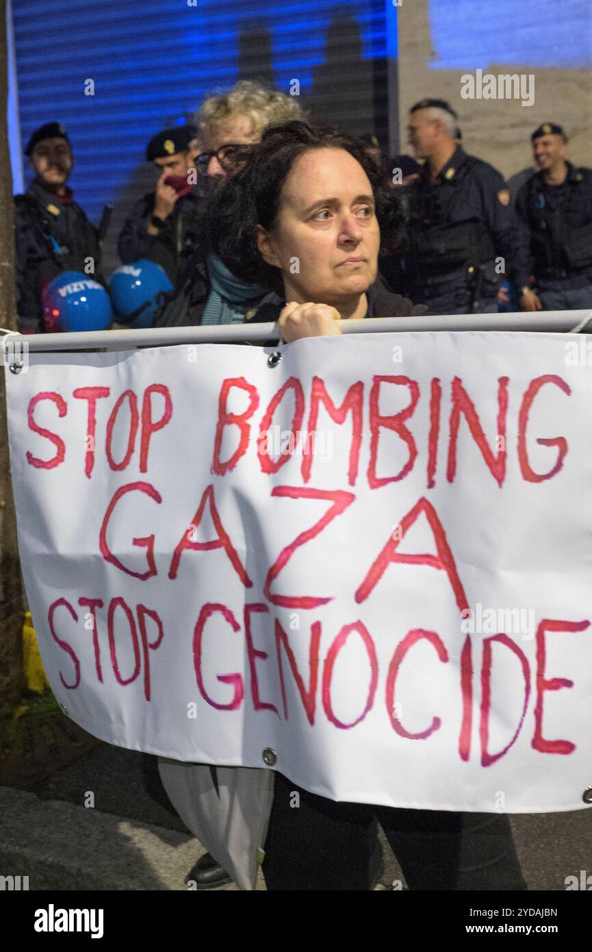 Rom, Italien. Oktober 2024. Ein Demonstrant hält während der Demonstration ein Schild mit dem Slogan "stoppt die Bombardierung von gaza, stoppt den Völkermord" in Reaktion auf den internationalen Aufruf #StopBotschaften zum "Freitag der Wut" für Gaza, gegen den anhaltenden Völkermord im nördlichen Gaza-Streifen zu protestieren und die Waffenlieferungen an Israel zu stoppen, die von der palästinensischen Studentenbewegung in der Nähe der US-Botschaft in Rom organisiert werden. Auf der ganzen Welt haben zahlreiche Proteste stattgefunden, um auf den Aufruf der Hamas-Bewegung zu˜reagieren, die die arabischen und islamischen Massen und die freien Menschen der Welt zur Aktivierung einlud Stockfoto