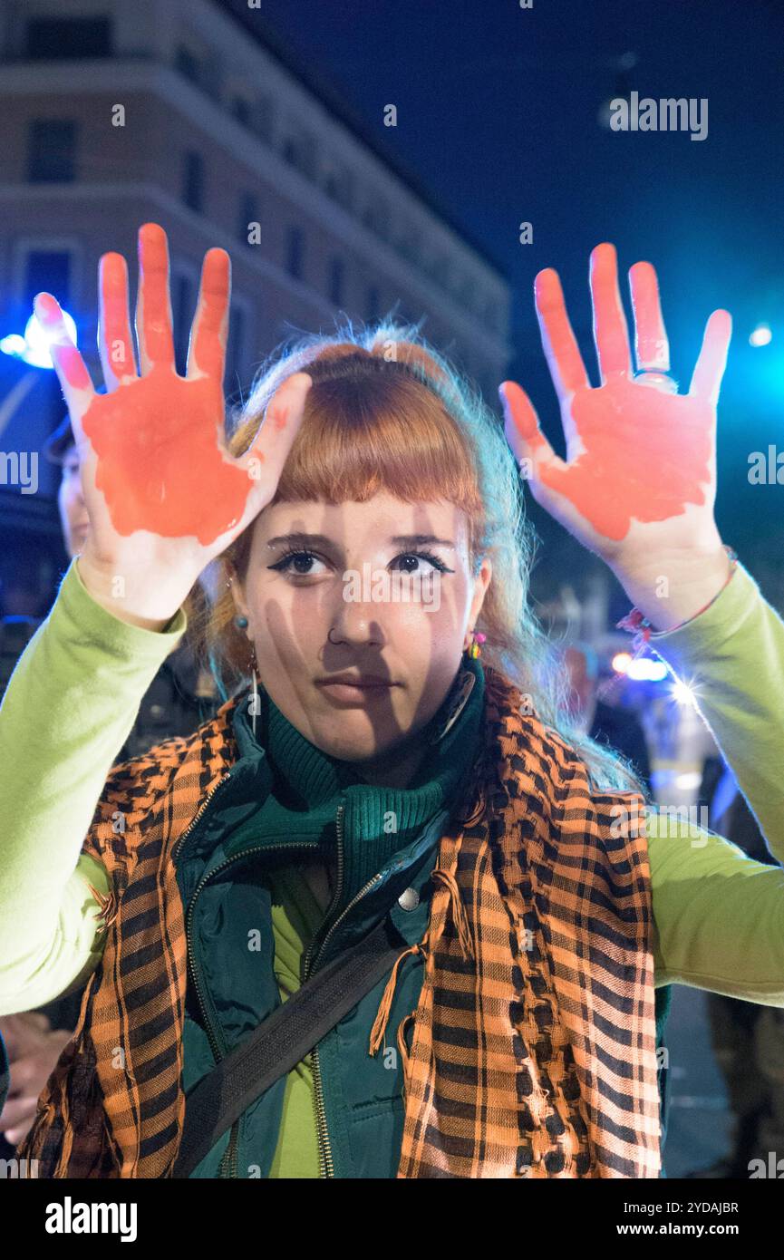 Rom, Italien. Oktober 2024. Eine Demonstrantin zeigt ihre Hände während der Demonstration rot gefärbt, als Reaktion auf den internationalen Aufruf #StopBotschaften am "Freitag der Wut" für Gaza, gegen den anhaltenden Völkermord im Norden Gazas zu protestieren und eine Einstellung der Waffenlieferungen an Israel zu fordern, die von der palästinensischen Studentenbewegung in der Nähe der US-Botschaft in Rom organisiert wird. Auf der ganzen Welt haben zahlreiche Proteste stattgefunden, als Reaktion auf den Aufruf der Hamas-Bewegung, die die˜arabischen und islamischen Massen und die freien Menschen der Welt zur aktiven Teilnahme am˜-Freitag von Rageâ eingeladen hat Stockfoto