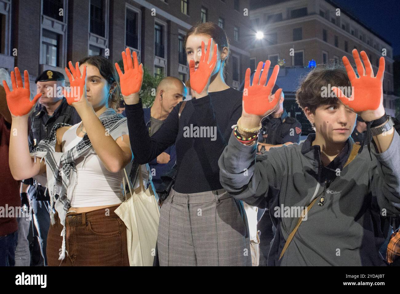Rom, Italien. Oktober 2024. Die Demonstranten zeigen während der Demonstration rot gefärbte Hände als Reaktion auf den internationalen Aufruf #StopBotschaften am "Freitag der Wut" für Gaza, gegen den anhaltenden Völkermord im nördlichen Gaza-Streifen zu protestieren und eine Einstellung der Waffenlieferungen an Israel zu fordern, die von der palästinensischen Studentenbewegung in der Nähe der US-Botschaft in Rom organisiert wird. Auf der ganzen Welt haben zahlreiche Proteste stattgefunden, um auf den Aufruf der Hamas-Bewegung zu reagieren, die "˜die arabischen und islamischen Massen und die freien Menschen der Welt" eingeladen hat, aktiv am "˜Freitag der Wut" teilzunehmen Stockfoto