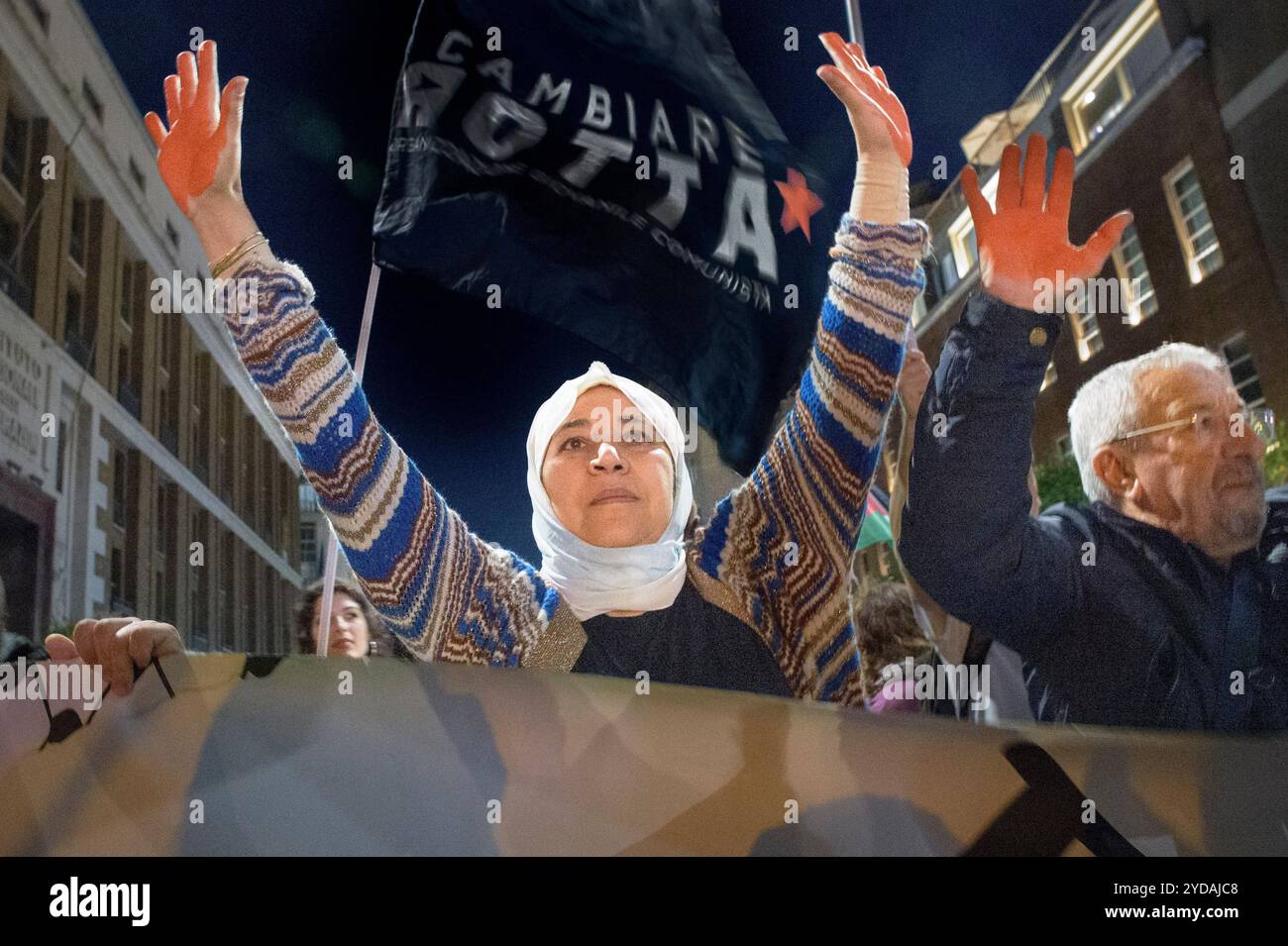 Rom, Italien. Oktober 2024. Eine Demonstrantin zeigt ihre Hände während der Demonstration rot gefärbt, als Reaktion auf den internationalen Aufruf #StopBotschaften am "Freitag der Wut" für Gaza, gegen den anhaltenden Völkermord im Norden Gazas zu protestieren und eine Einstellung der Waffenlieferungen an Israel zu fordern, die von der palästinensischen Studentenbewegung in der Nähe der US-Botschaft in Rom organisiert wird. Auf der ganzen Welt haben zahlreiche Proteste stattgefunden, als Reaktion auf den Aufruf der Hamas-Bewegung, die die˜arabischen und islamischen Massen und die freien Menschen der Welt zur aktiven Teilnahme am˜-Freitag von Rageâ eingeladen hat Stockfoto