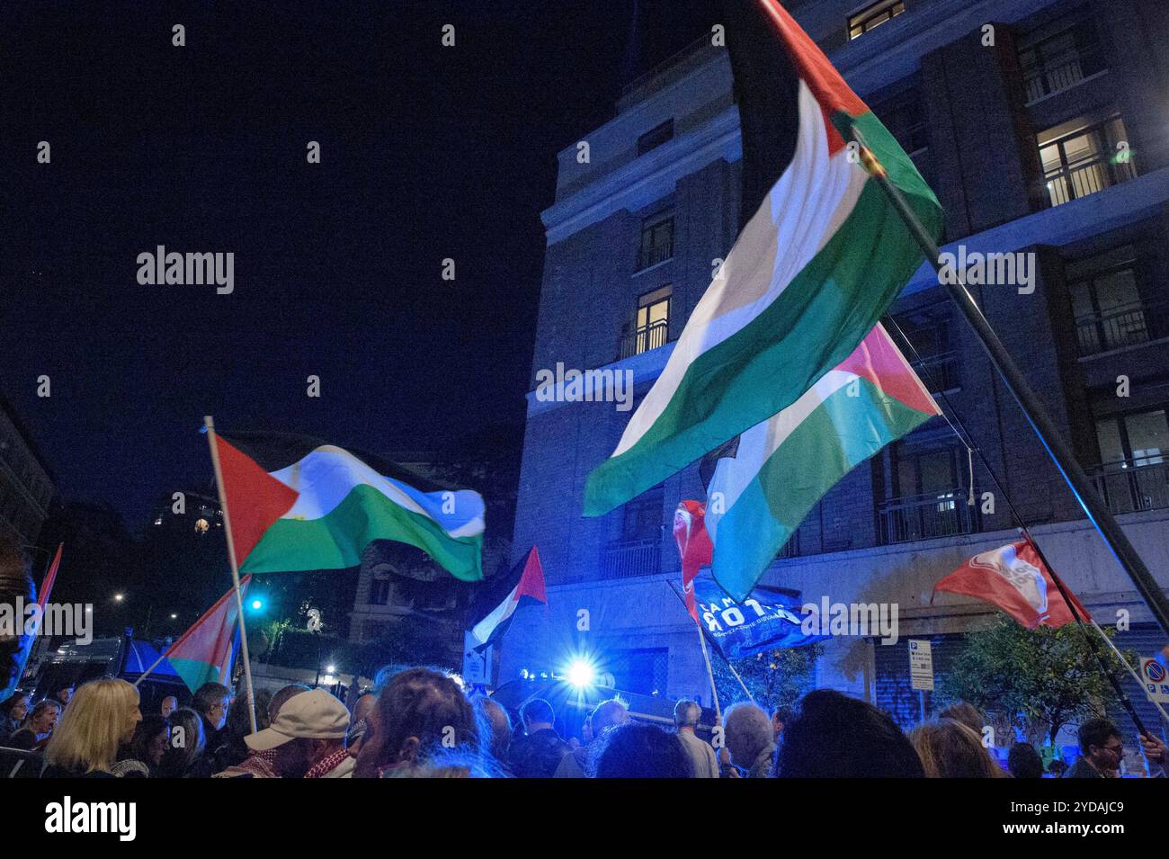 Rom, Italien. Oktober 2024. Die Demonstranten schwenken während der Demonstration palästinensische Flaggen als Reaktion auf den internationalen Aufruf #StopBotschaften zum "Freitag der Wut" für Gaza, gegen den anhaltenden Völkermord im nördlichen Gaza-Streifen zu protestieren und eine Einstellung der Waffenlieferungen an Israel zu fordern, die von der palästinensischen Studentenbewegung in der Nähe der US-Botschaft in Rom organisiert wird. Auf der ganzen Welt haben zahlreiche Proteste stattgefunden, um auf den Aufruf der Hamas-Bewegung zu reagieren, die "˜die arabischen und islamischen Massen und die freien Menschen der Welt" eingeladen hat, aktiv am "˜Freitag der Wut" teilzunehmen Stockfoto