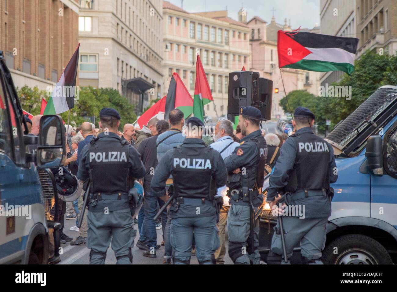Rom, Italien. Oktober 2024. Polizeibeamte überwachen Demonstranten, die während der Demonstration palästinensische Flaggen schwenken, als Reaktion auf den internationalen Aufruf #StopBotschaften am "Freitag der Wut" für Gaza, gegen den anhaltenden Völkermord im nördlichen Gazastreifen zu protestieren und eine Einstellung der Waffenlieferungen an Israel zu fordern, die von der palästinensischen Studentenbewegung in der Nähe der US-Botschaft in Rom organisiert wird. Auf der ganzen Welt haben zahlreiche Proteste stattgefunden, um auf den Aufruf der Hamas-Bewegung zu reagieren, die "˜die arabischen und islamischen Massen und die freien Menschen der Welt" eingeladen hat, sich aktiv zu beteiligen Stockfoto
