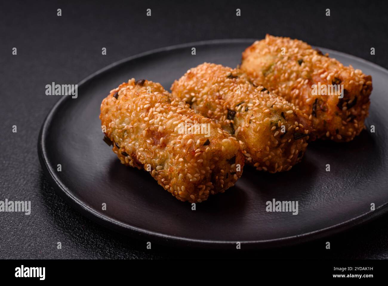 Köstliches deftiges vegetarisches oder veganes Gericht in Form von Schnitzeln oder Patties Stockfoto