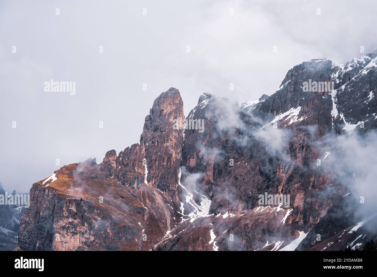 Morgennebel in den Dolomiten in Südtirol, Italien. Stockfoto