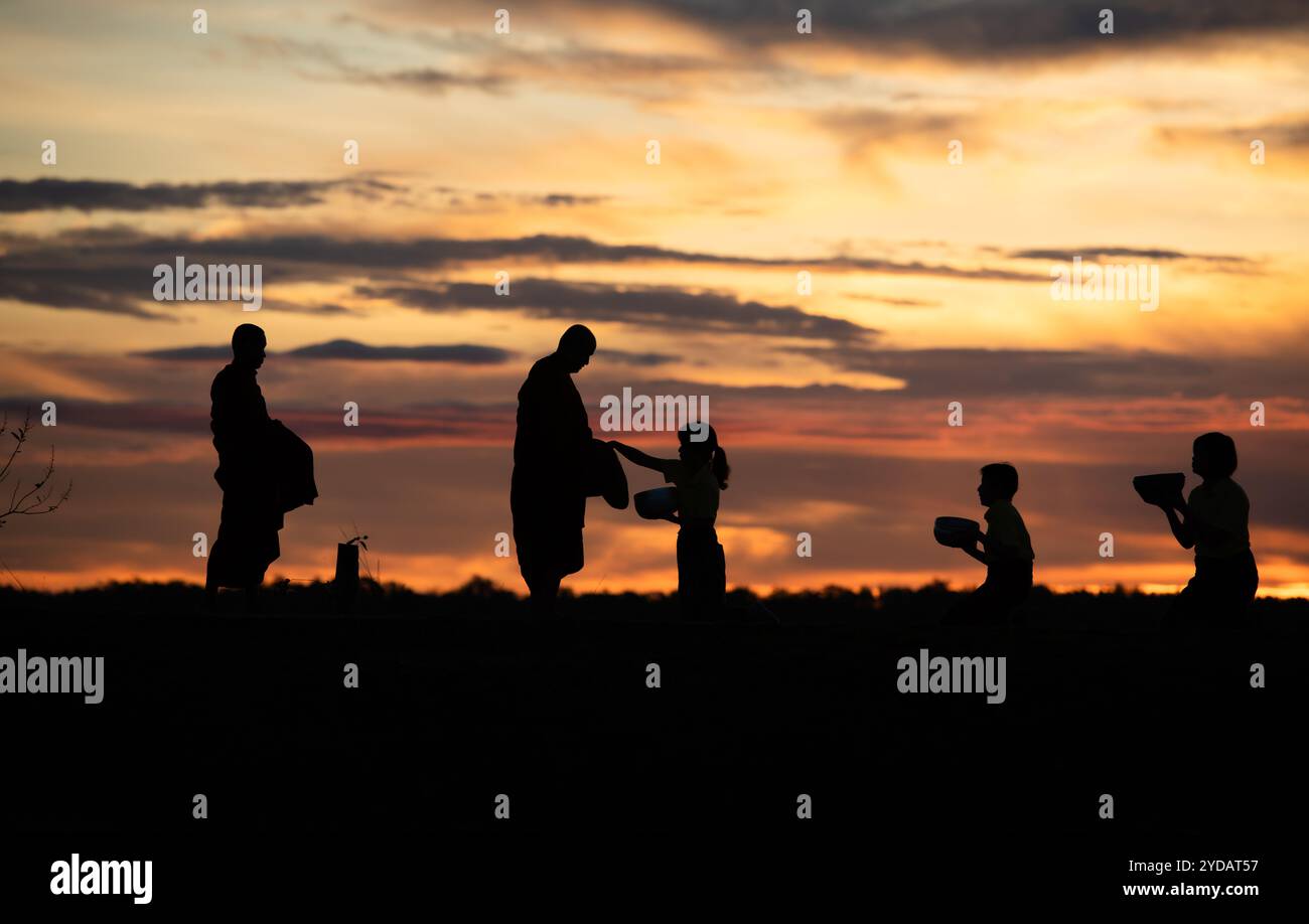 Eine andere thailändische Lebensweise, die noch heute praktiziert wird. Das heißt, Mönchen Nahrung anzubieten Stockfoto