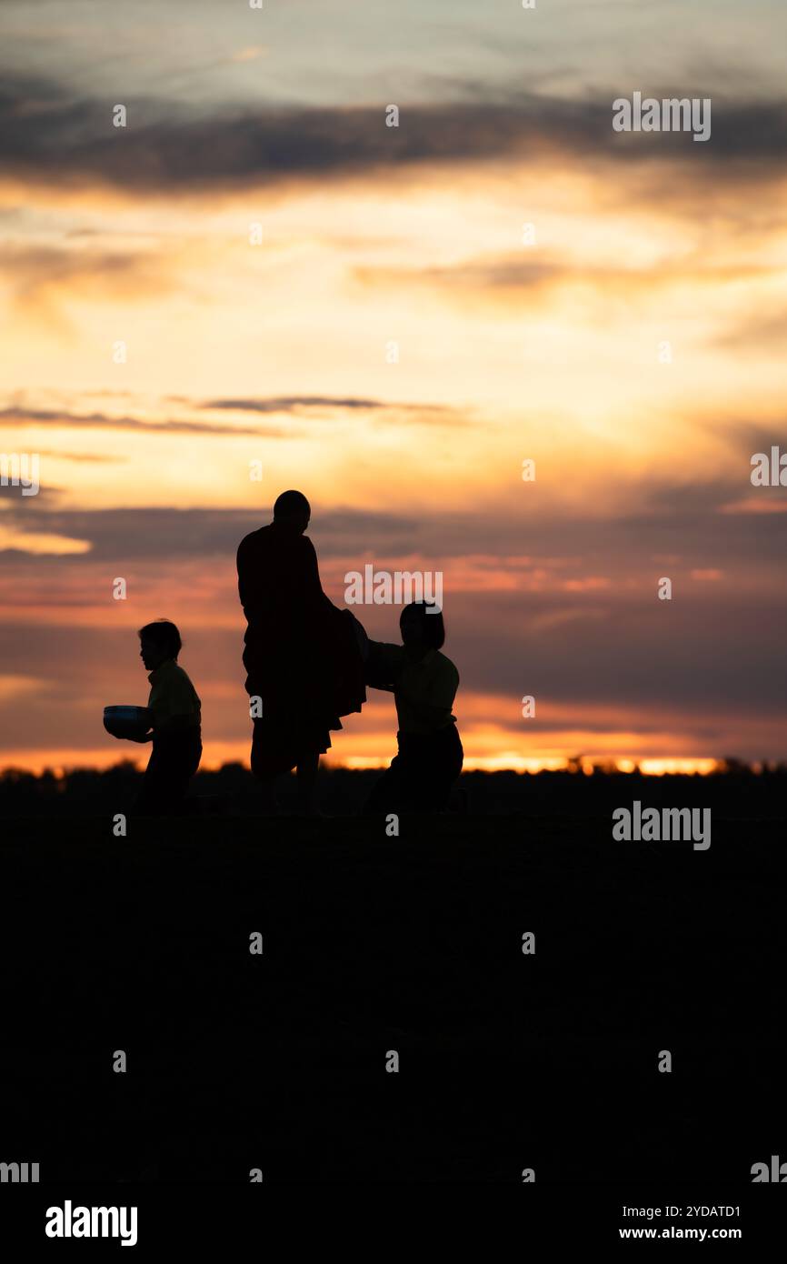Eine andere thailändische Lebensweise, die noch heute praktiziert wird. Das heißt, Mönchen Nahrung anzubieten Stockfoto