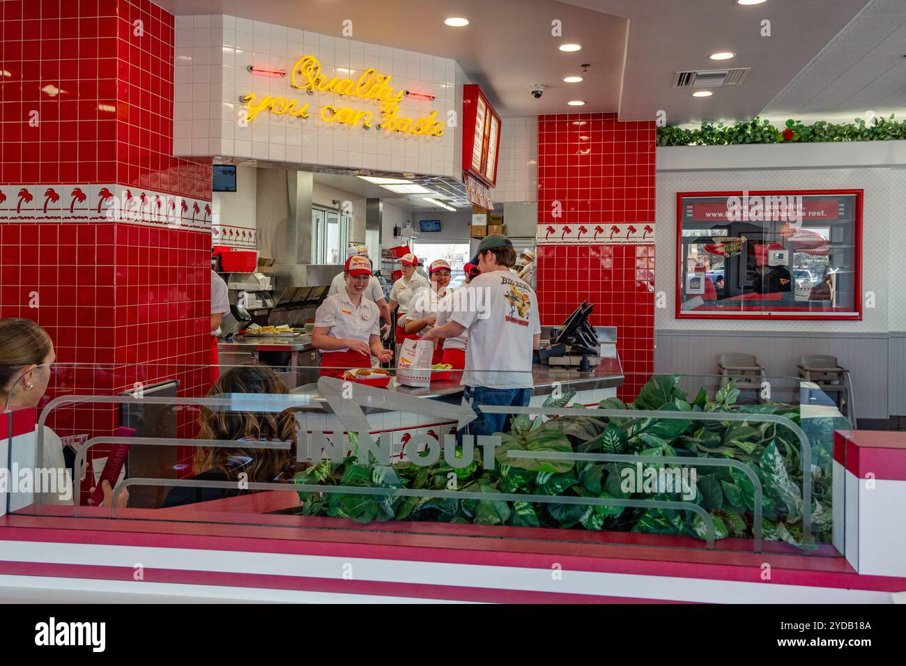 Provo, UT, USA, 19. März 2024: Kunden kaufen eine Mahlzeit bei in-N-Out Burger, einer Fast-Food-Restaurantkette. Stockfoto