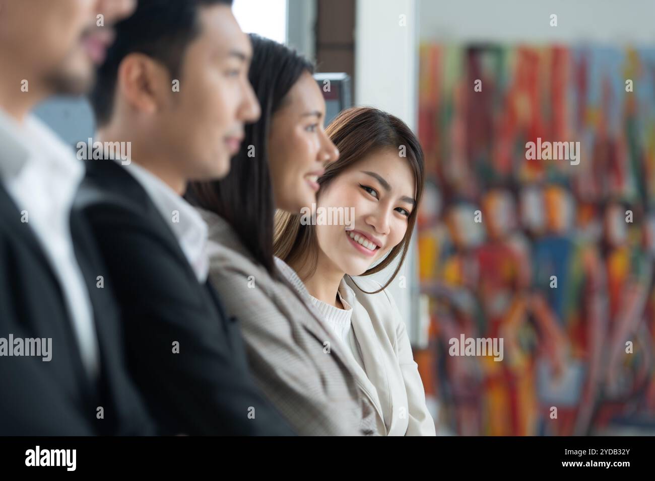 Die junge asiatische Jungfrau schloss sich der Gruppe junger Unternehmer an, die drei Senioren im Team waren. Begrüßung und Einführung in die Geschäftsleitung. Stockfoto