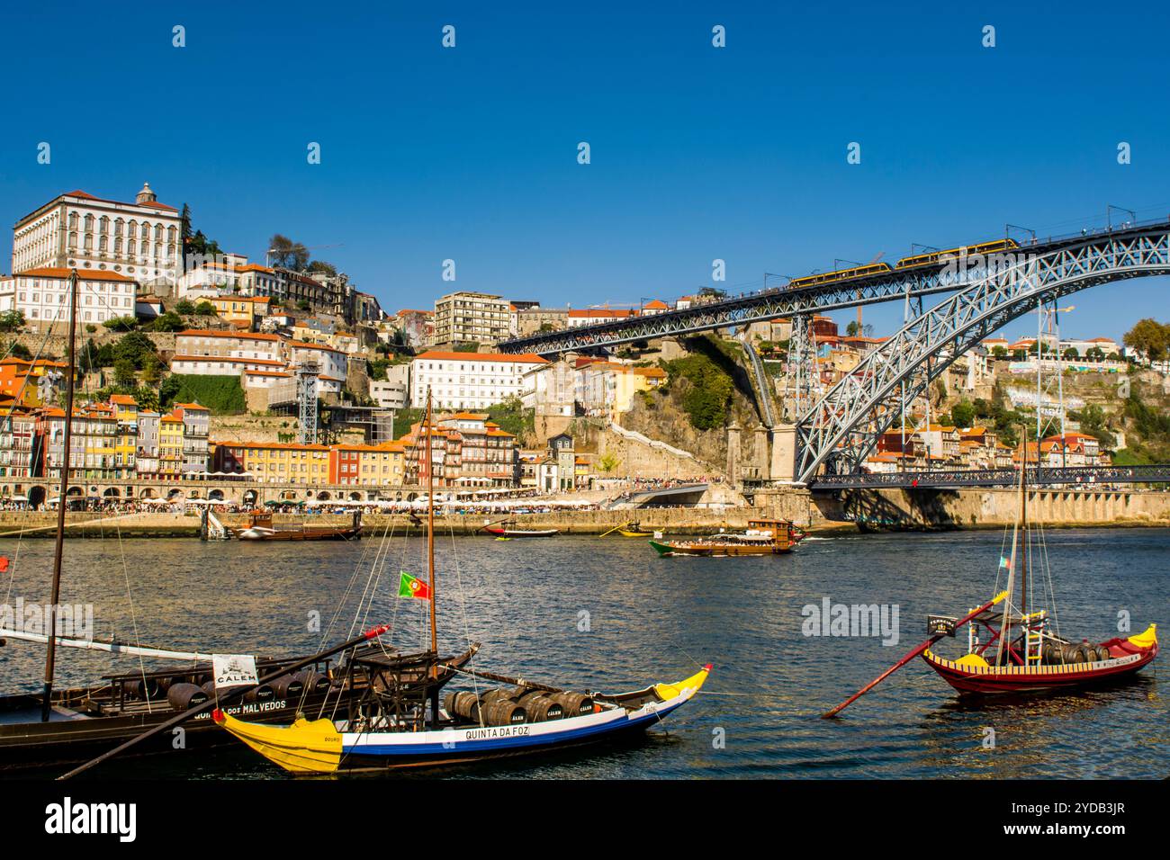 Ragelo-Boote in der Nähe der Brücke Dom Luís i oder der Brücke Luís i über den Fluss Douro, Porto, Portugal. Stockfoto