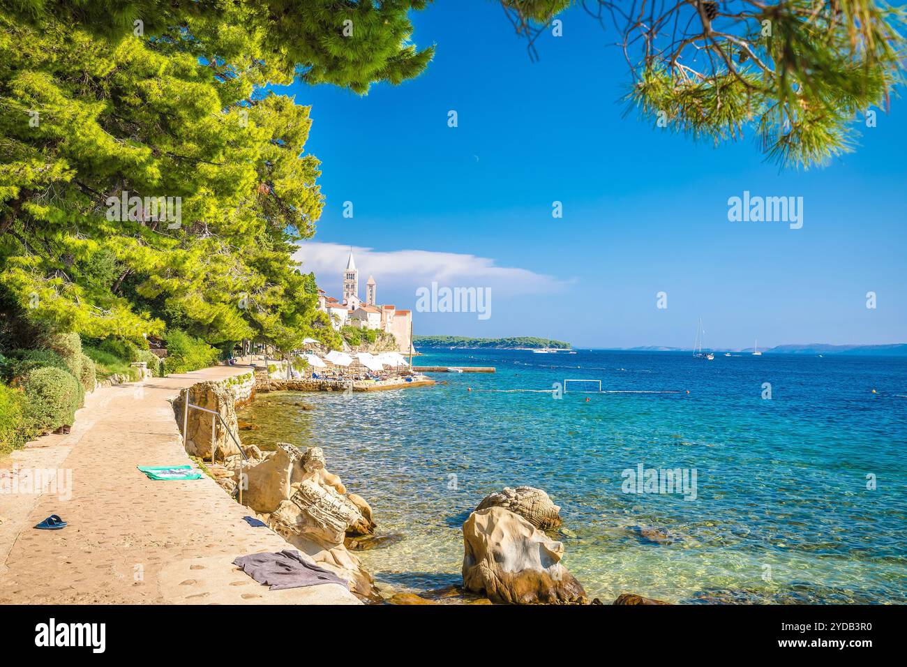 Historische Stadt Rab Türme und Blick auf den Strand Fußweg Stockfoto