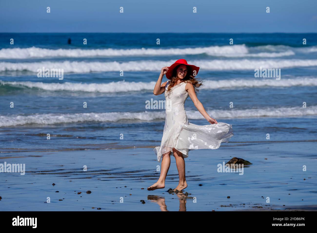 Eleganz am Strand: Ein Tag der Ruhe am La Jolla Pier mit strahlendem blauen Himmel Stockfoto