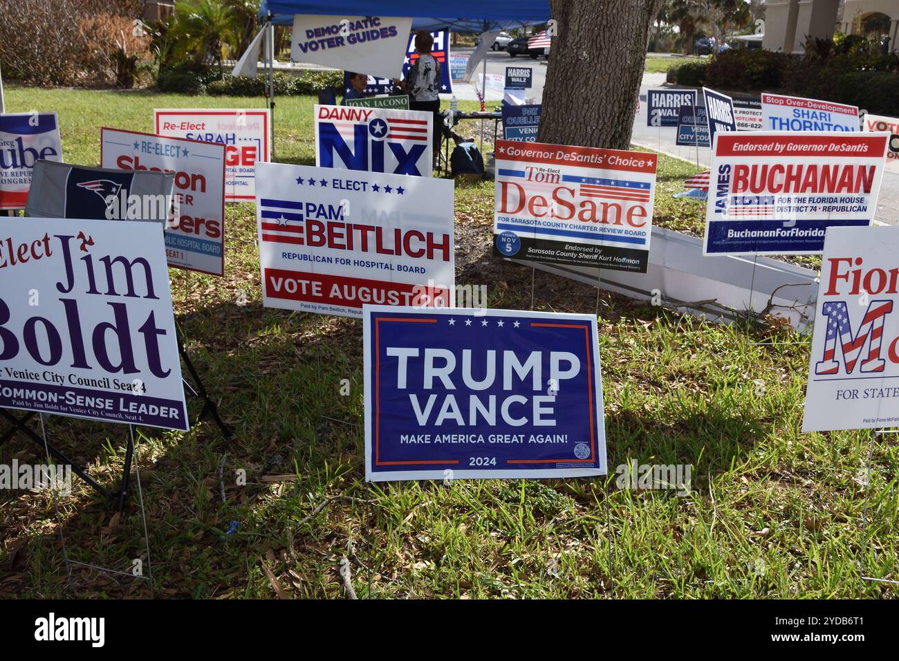 Venedig, Florida, USA–24. Oktober 2024: Trump/Vance „Make America Great Again“-Zeichen und andere politische Zeichen während der Wahlkampfsaison 2024. Stockfoto