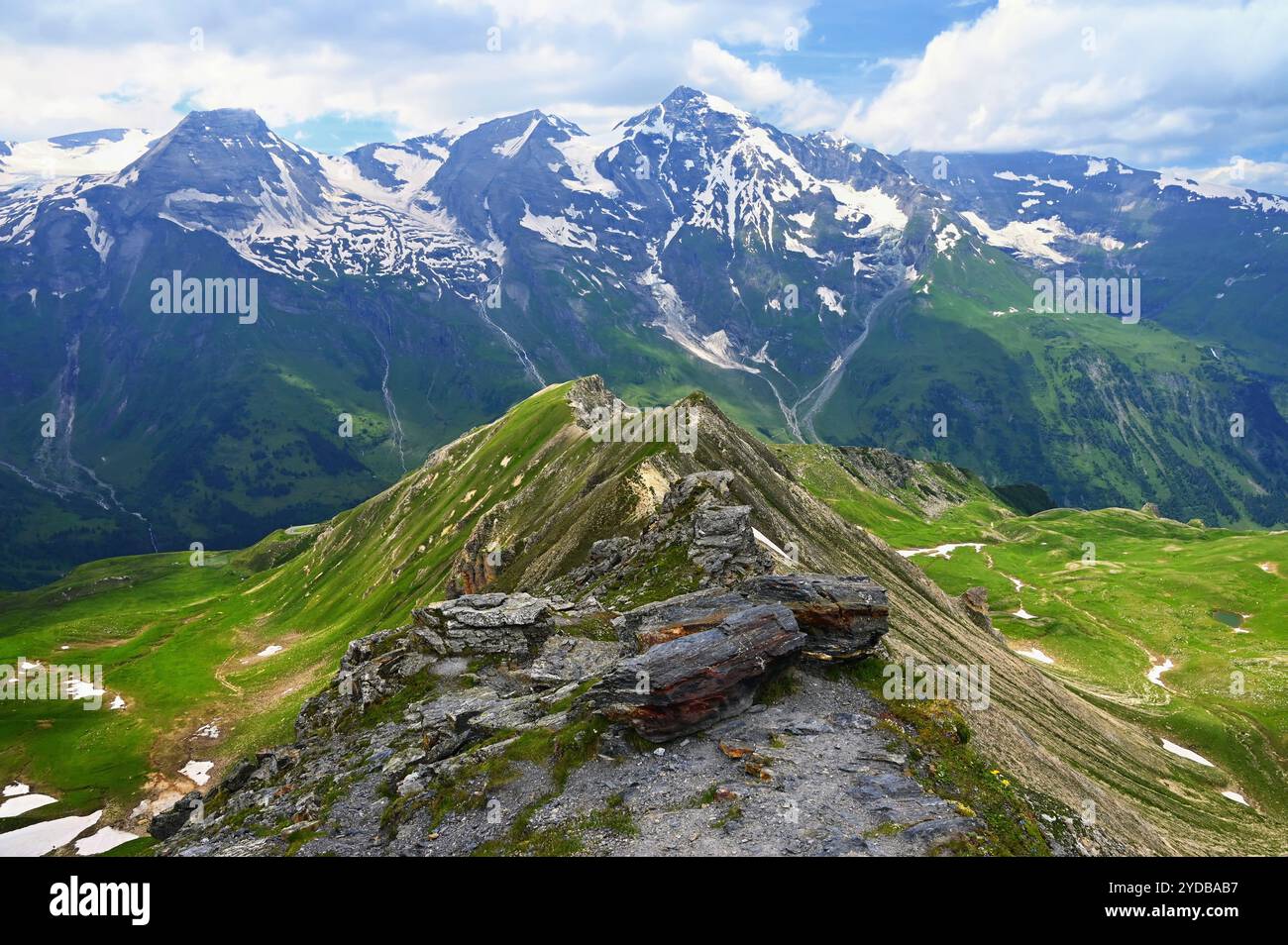 Großglockner Hochgebirgsstraße in Österreich. Umgeben von Bergen und grünen Wäldern. Landschaft mit Natur in den Alpen. A gre Stockfoto