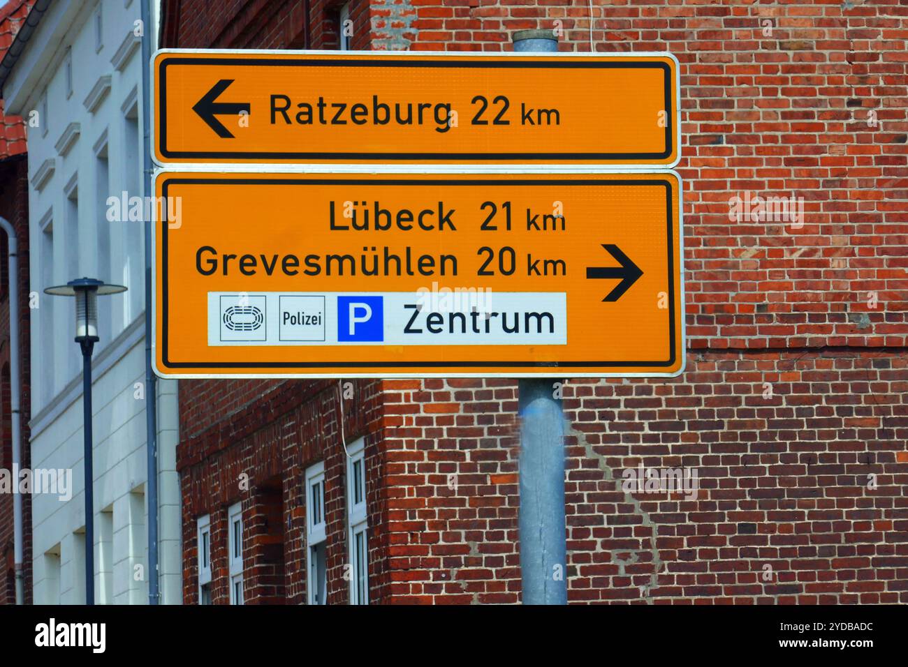 Strukturiertes Vorabschild vor den Autobahnen in Richtung Ratzeburg, Deutschland Stockfoto